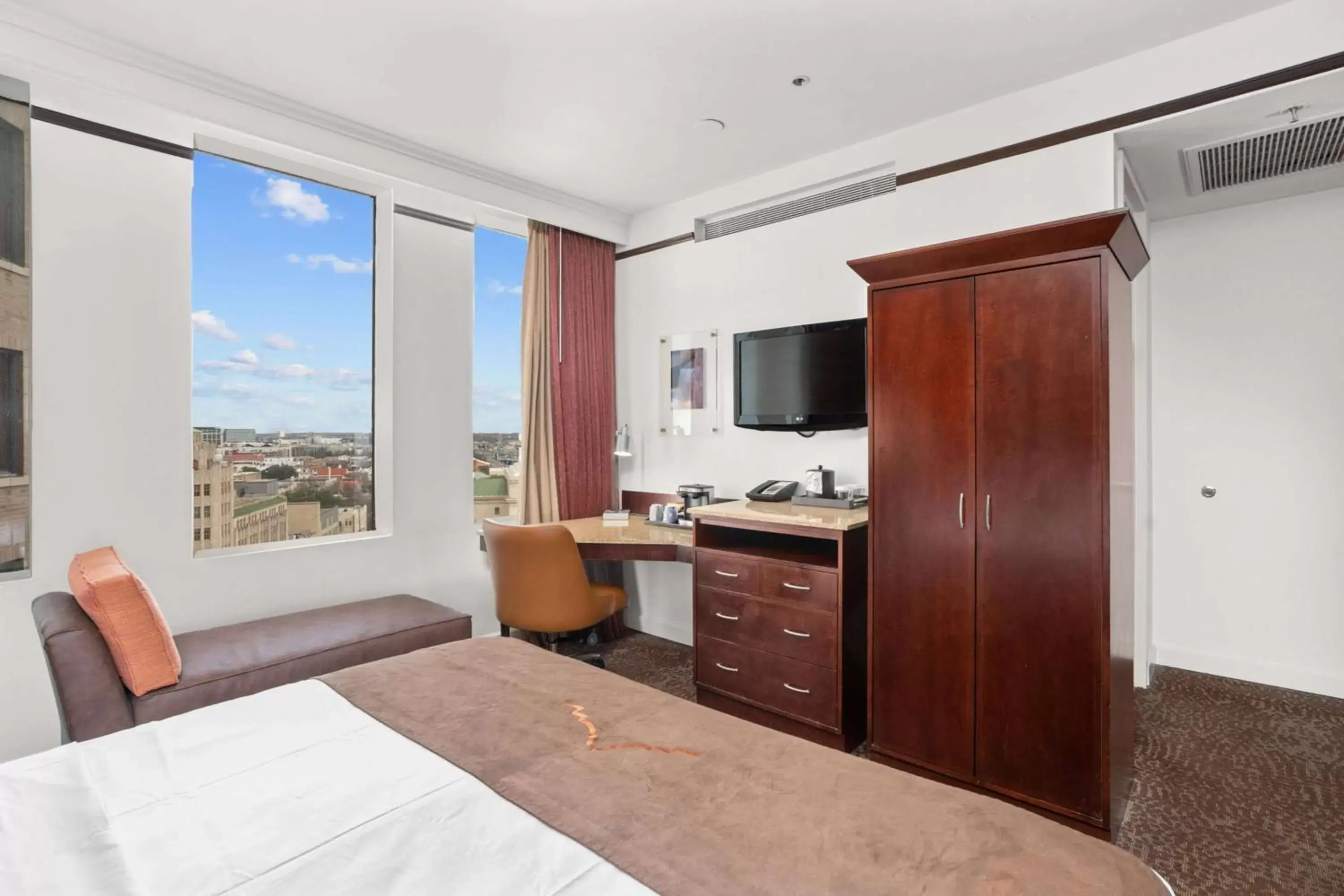 Bedroom, TV/Entertainment Center in The Emily Morgan Hotel - A DoubleTree by Hilton