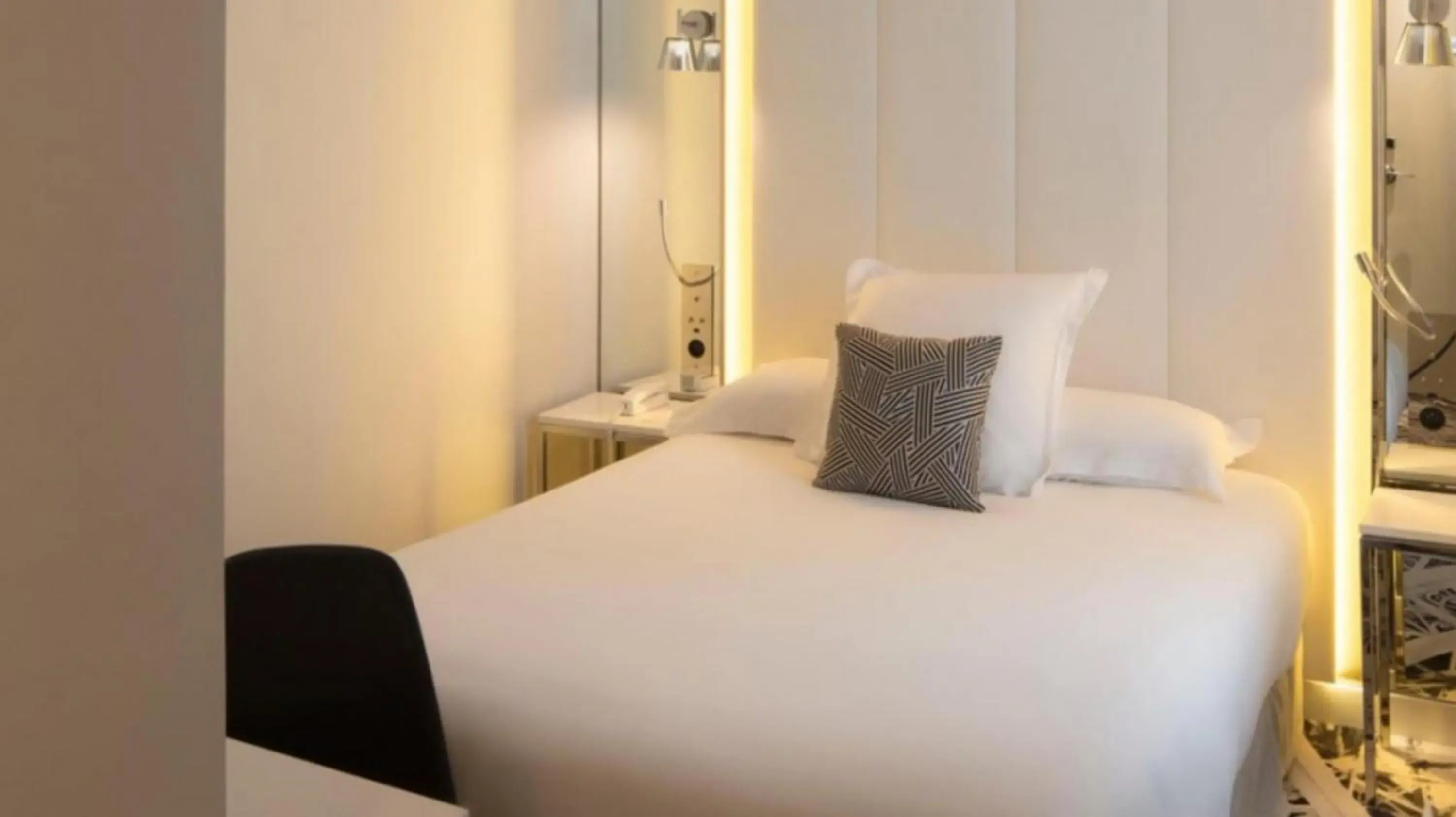 Bedroom, Bed in Nouvel Hotel Eiffel