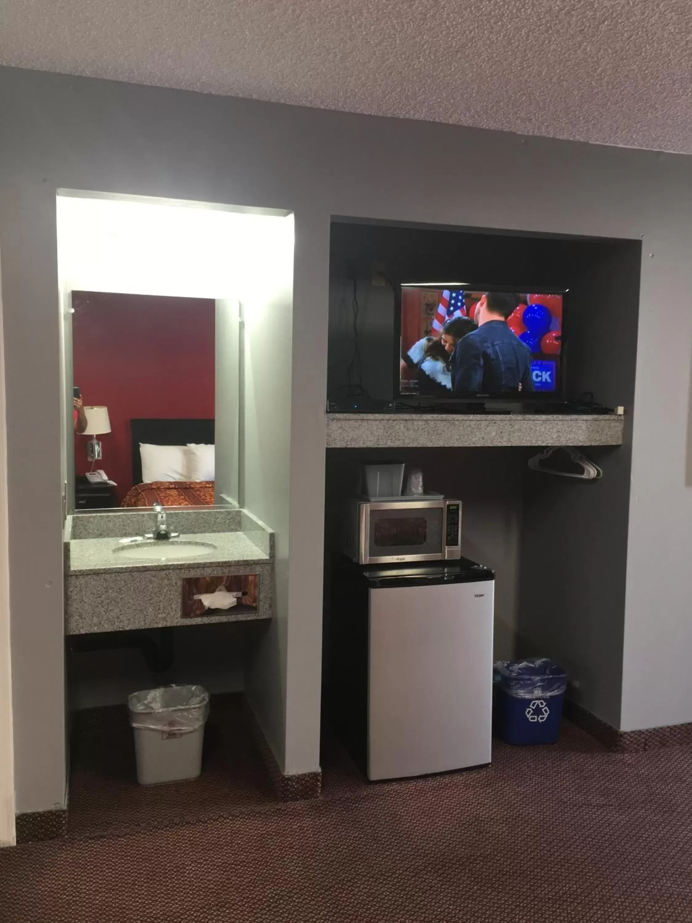 TV and multimedia, TV/Entertainment Center in Journeys End Motel