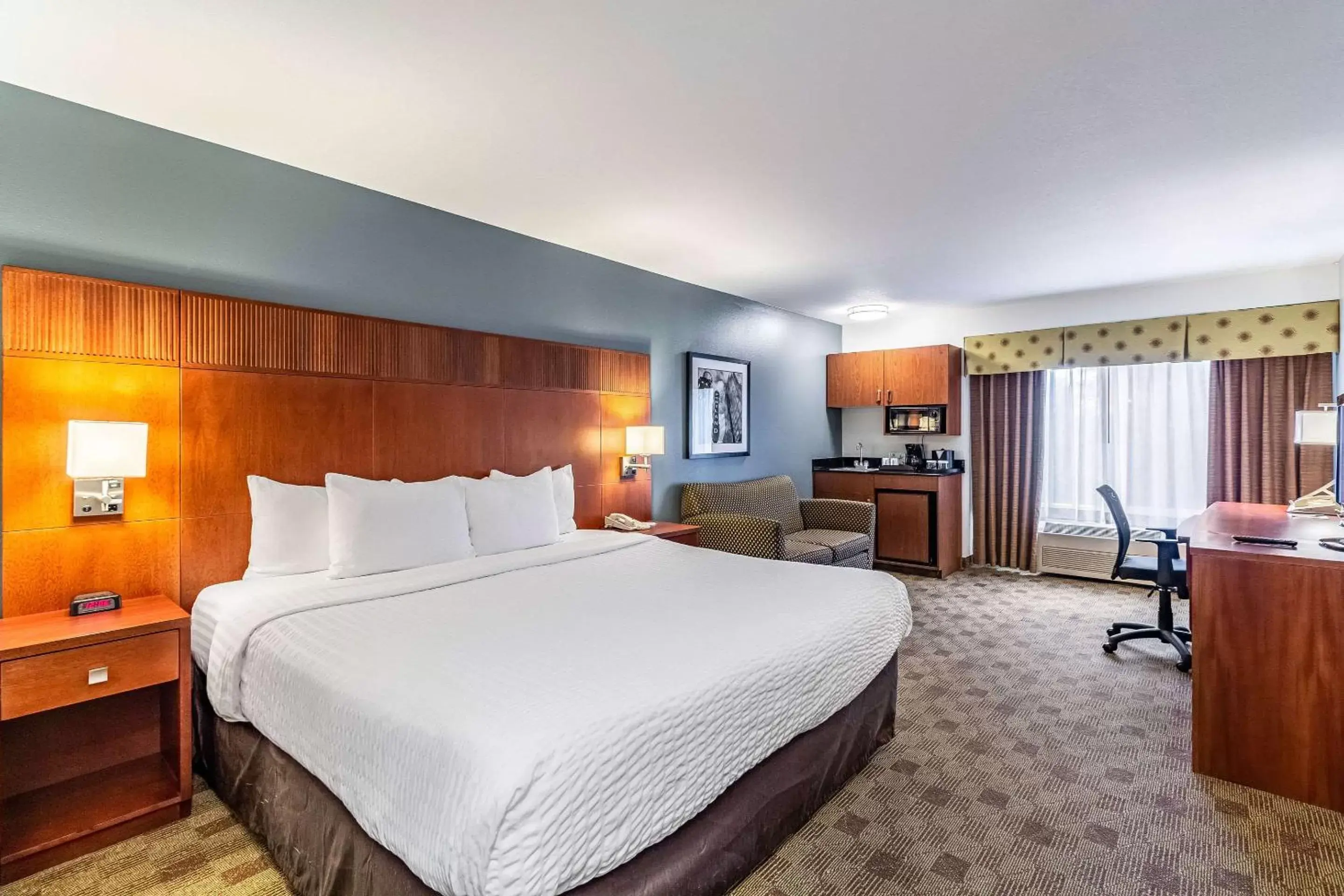 Photo of the whole room in Clarion Hotel Portland International Airport