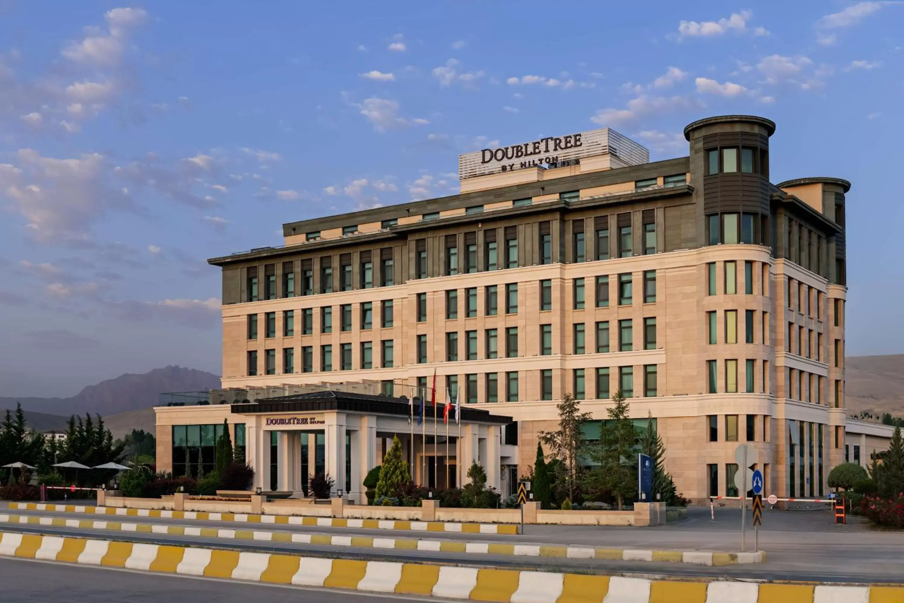 Property building in Doubletree by Hilton Van Property building in Doubletree by Hilton Van