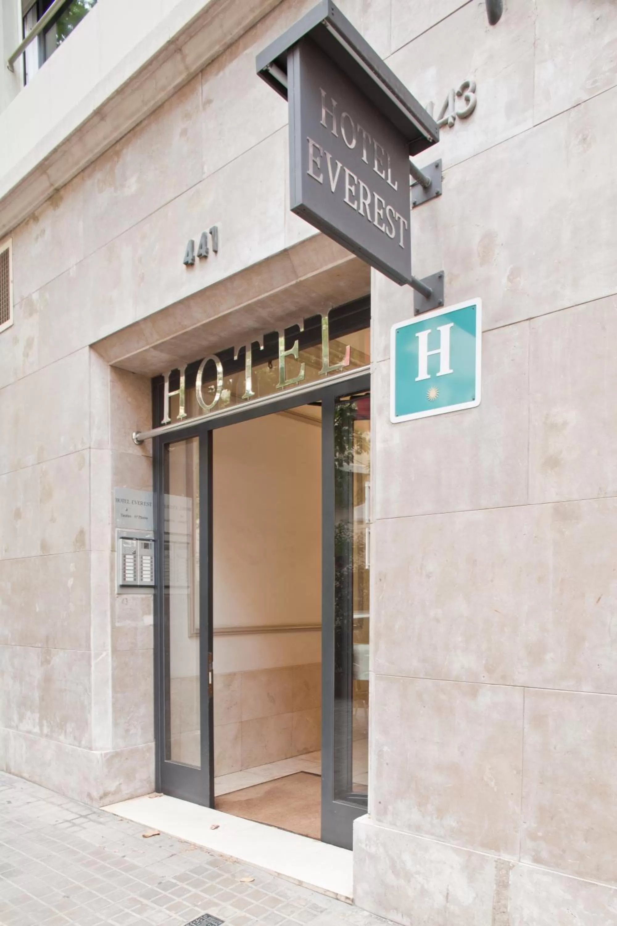 Facade/entrance in Hotel Everest