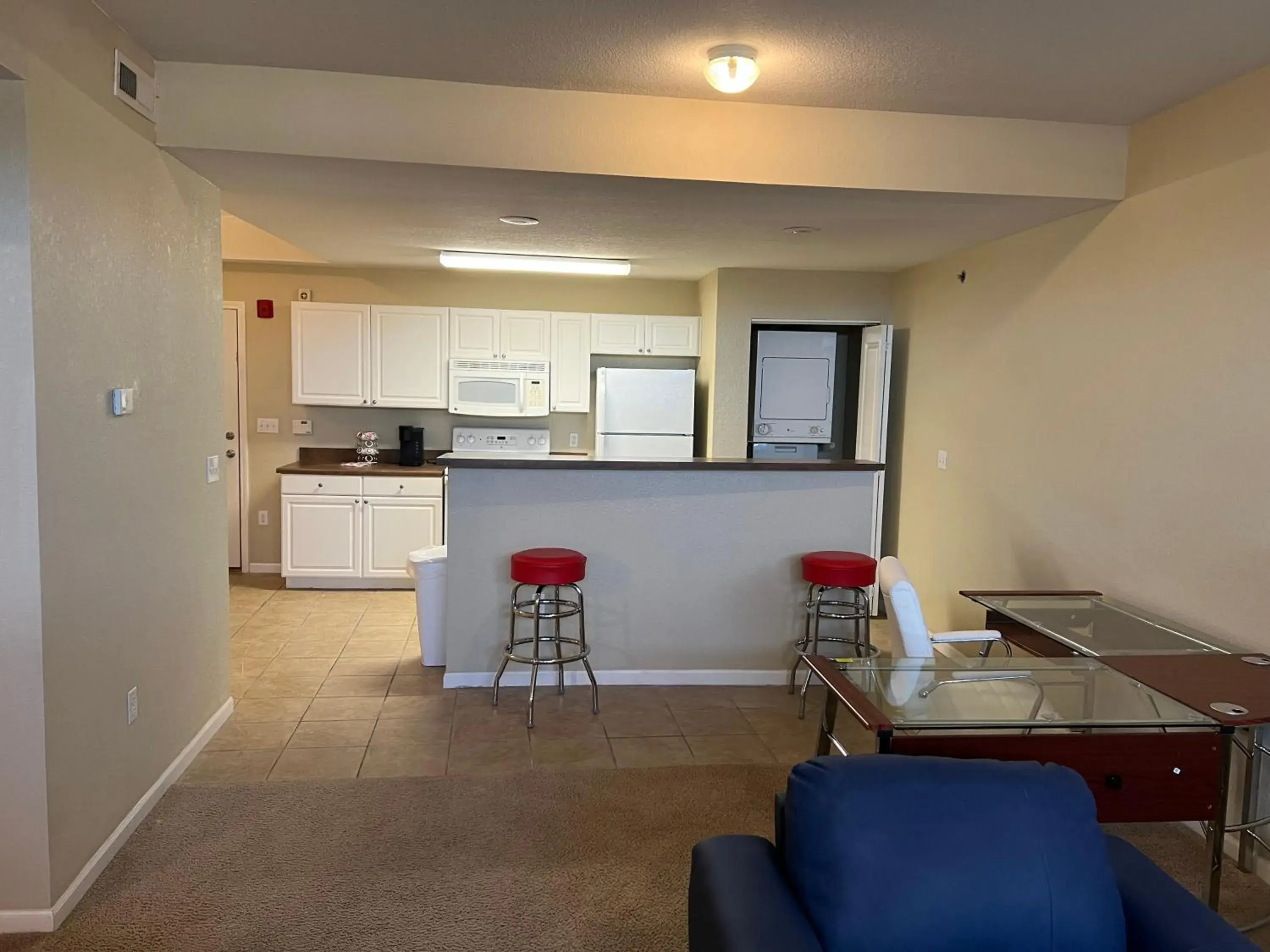 kitchen, Kitchen/Kitchenette in Washburn Hotel Suites