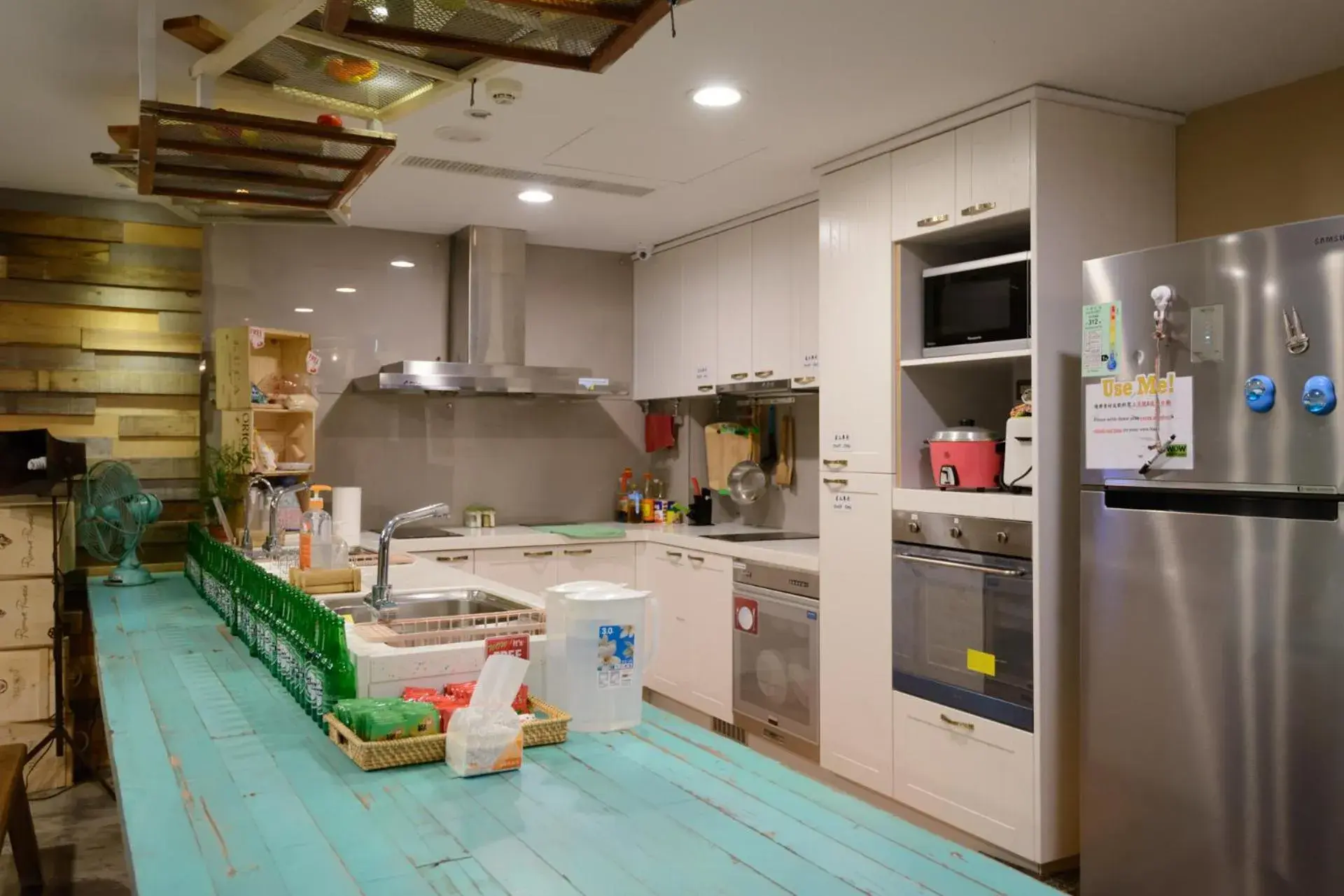 Communal kitchen, Kitchen/Kitchenette in Hualien Wow Hostel