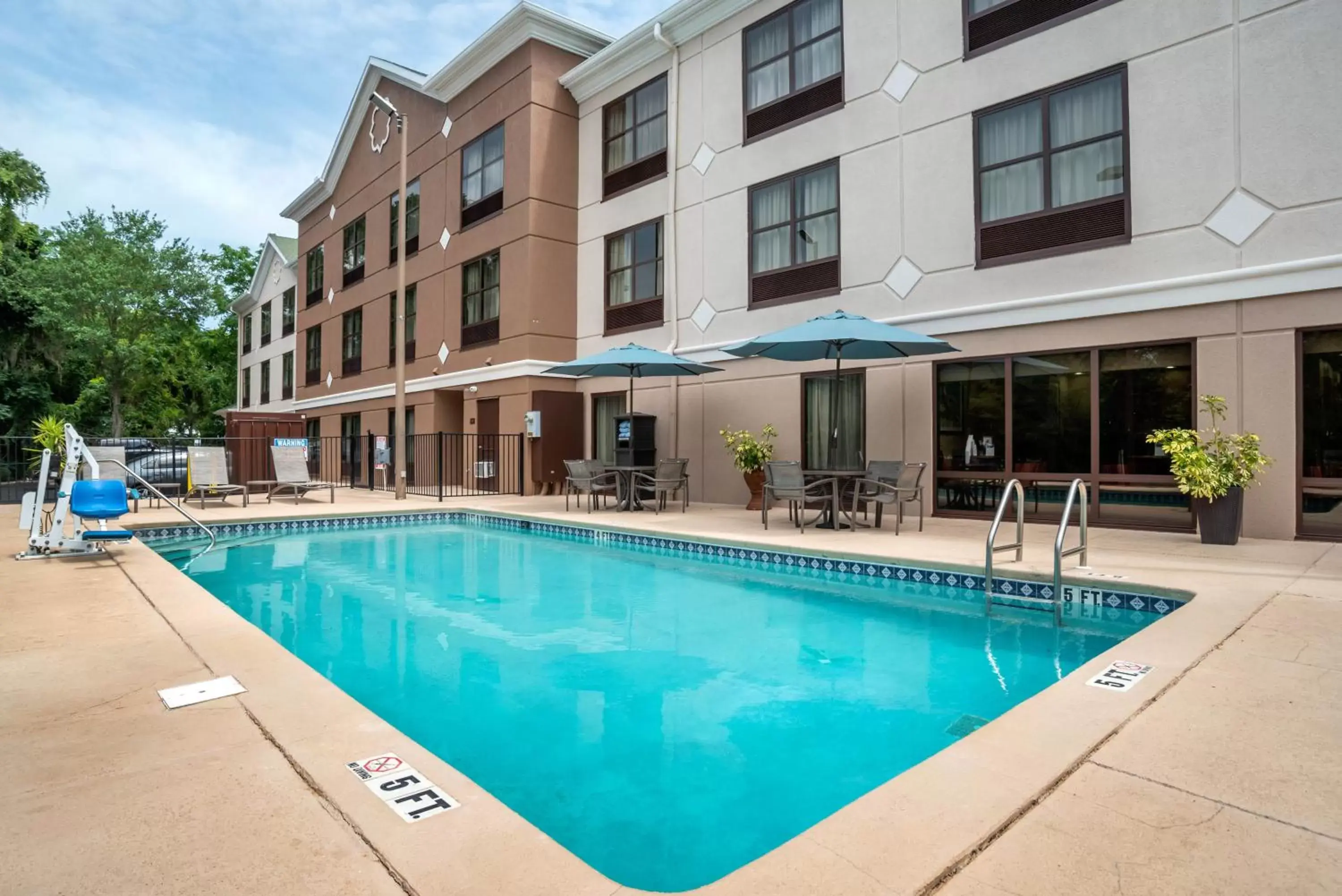 Swimming Pool in Comfort Suites Tallahassee Downtown
