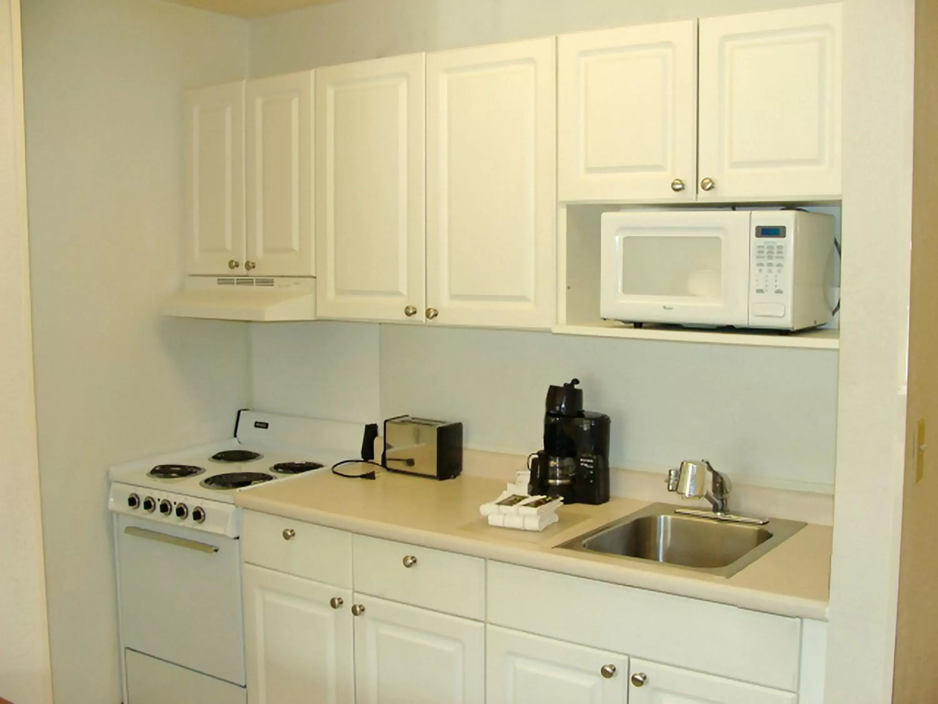 Kitchen or kitchenette, Kitchen/Kitchenette in Extended Stay America Suites - Cleveland - Great Northern Mall