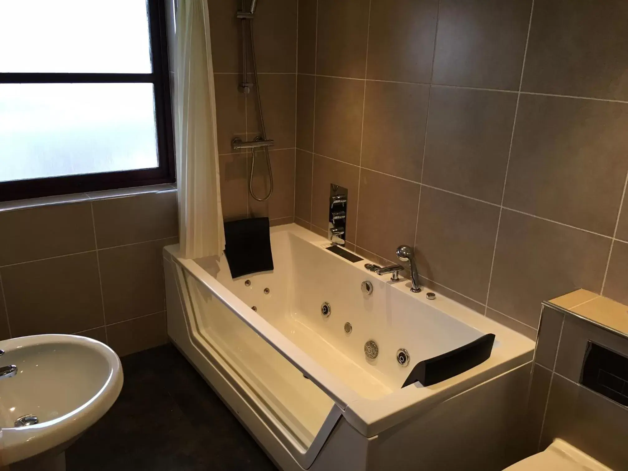 Bathroom in Standing Stones Hotel