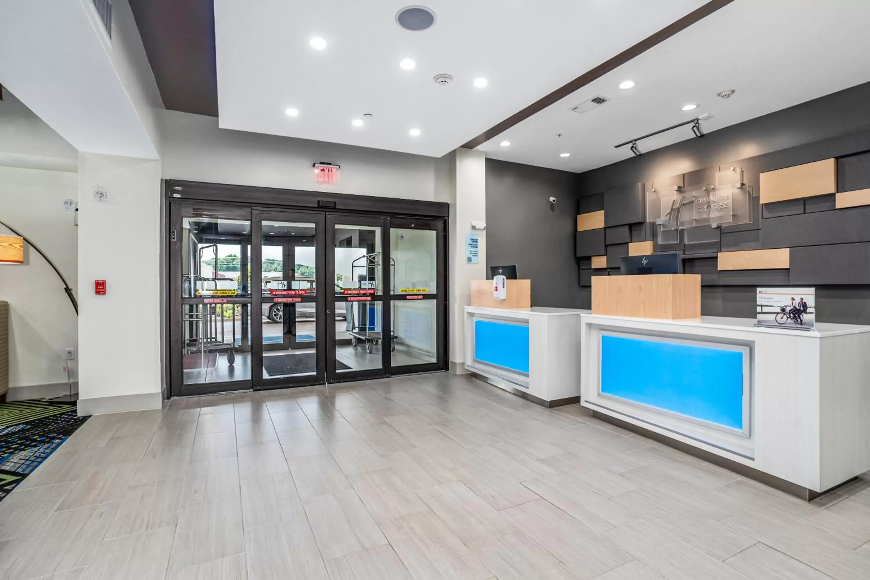 Property building, Lobby/Reception in Holiday Inn Express & Suites Van Buren-Fort Smith Area, an IHG Hotel