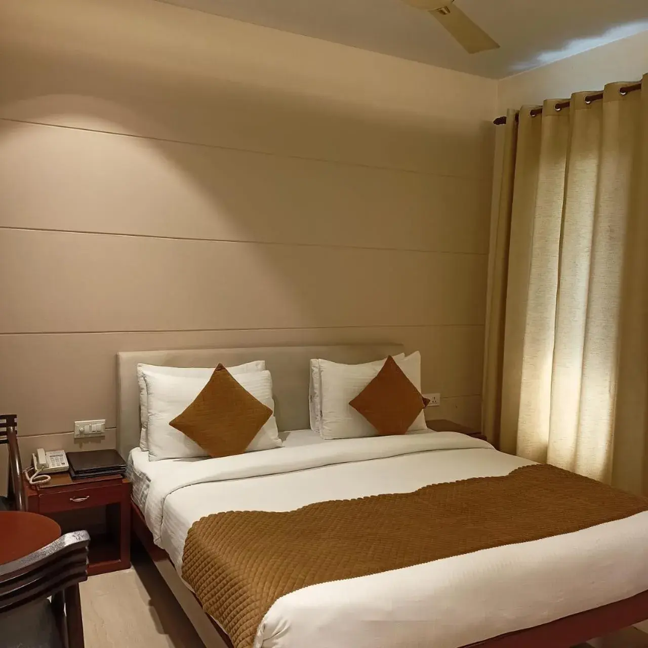 Bedroom, Bed in Cosy Grand, Near Chanakyapuri, Embassy Area