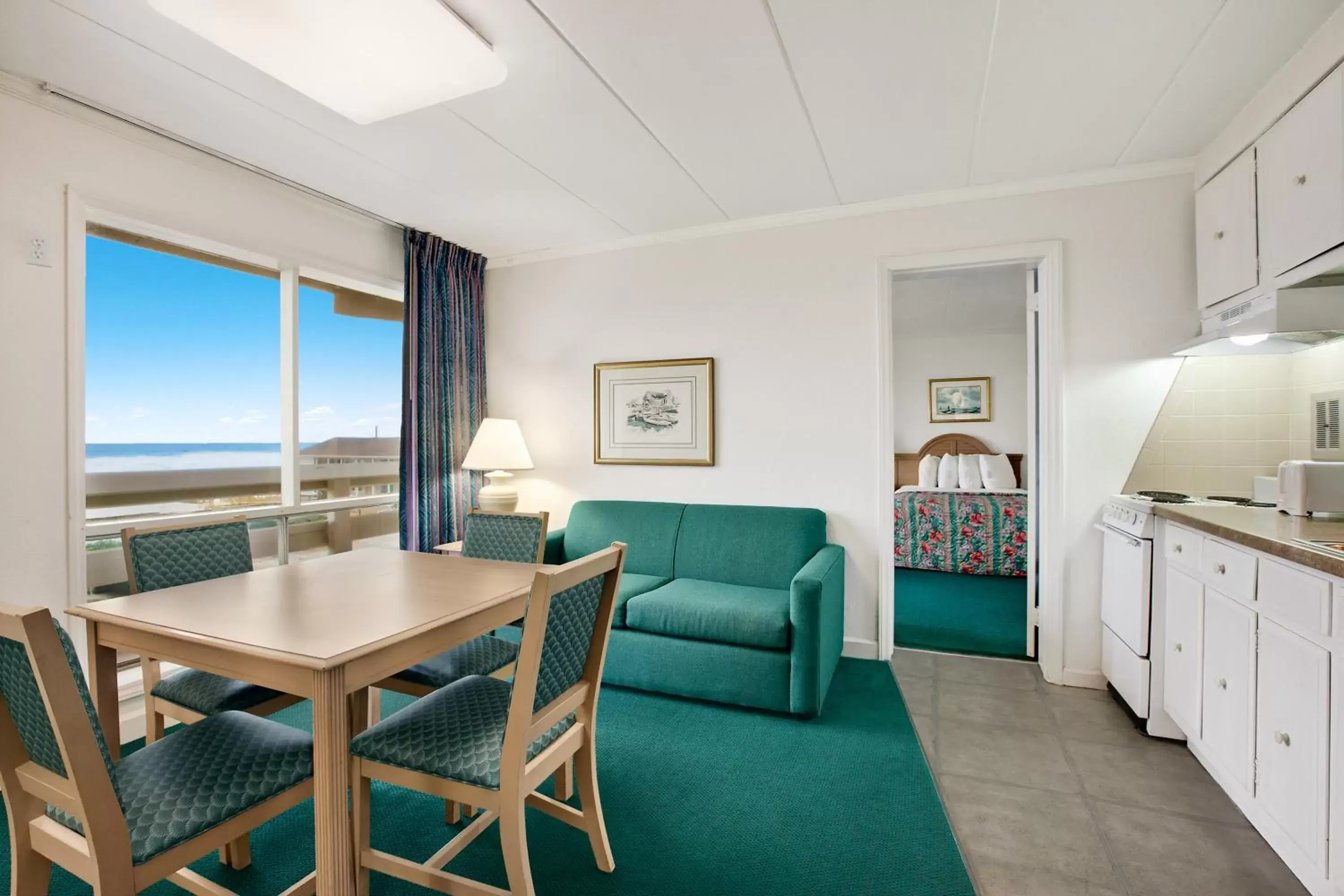 Seating area, Dining Area in Mariner Inn And Suites