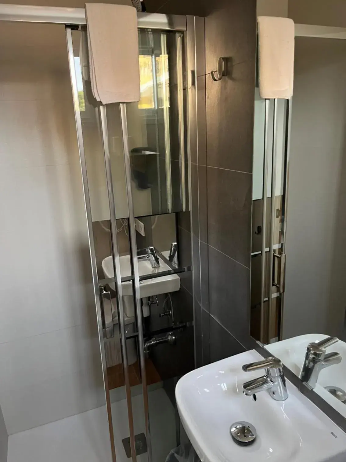 Shower, Bathroom in Hostal Alcina