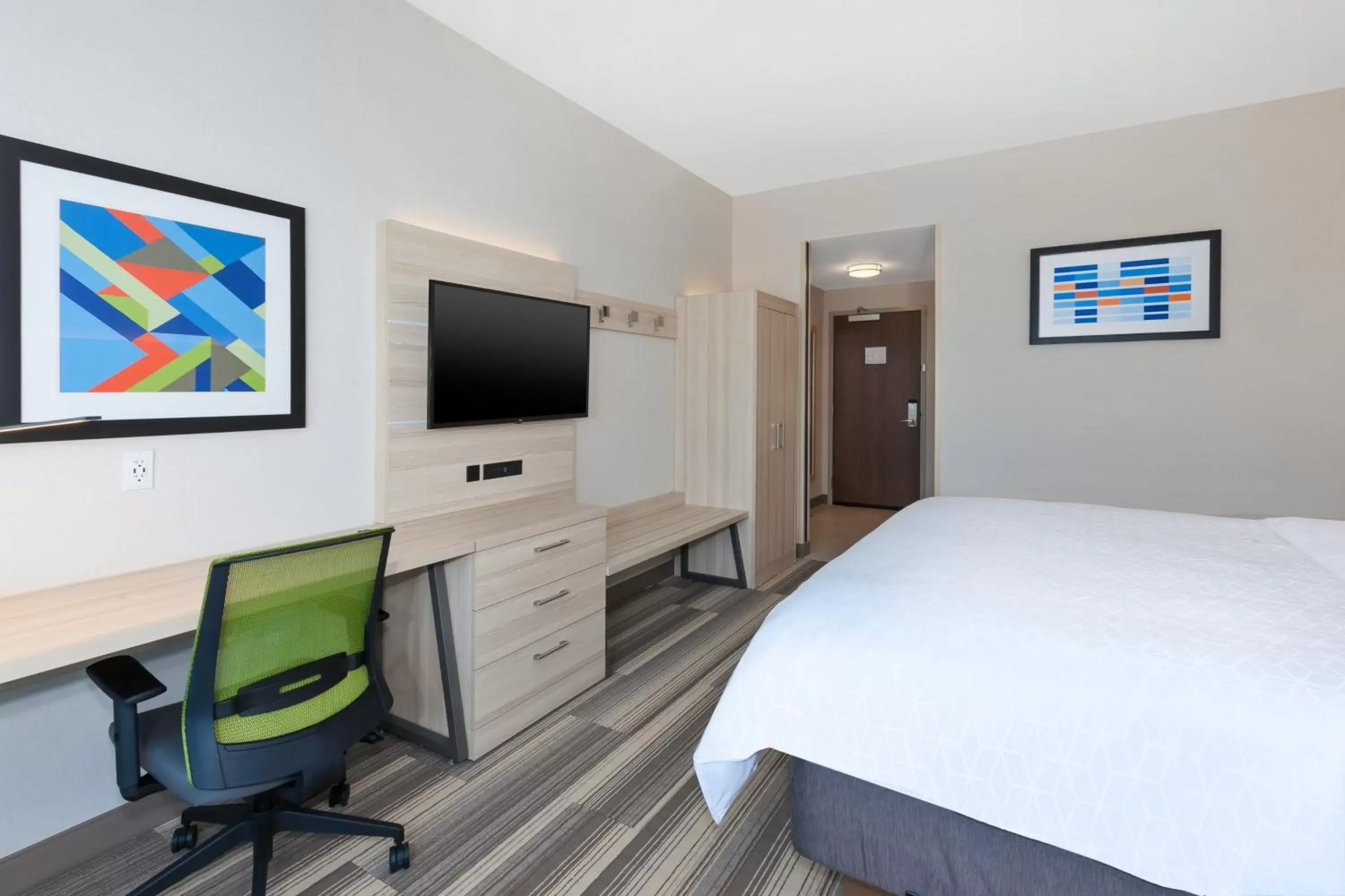 Photo of the whole room, TV/Entertainment Center in Holiday Inn Express & Suites - Grand Rapids Airport - South, an IHG Hotel