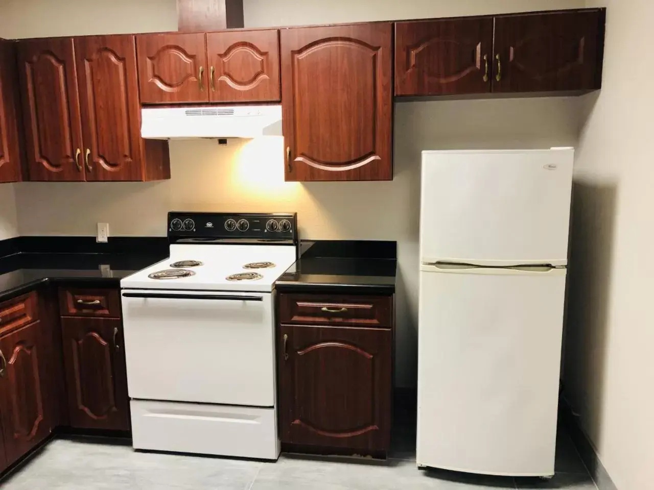 Kitchen or kitchenette, Kitchen/Kitchenette in La Quinta by Wyndham Tampa Central