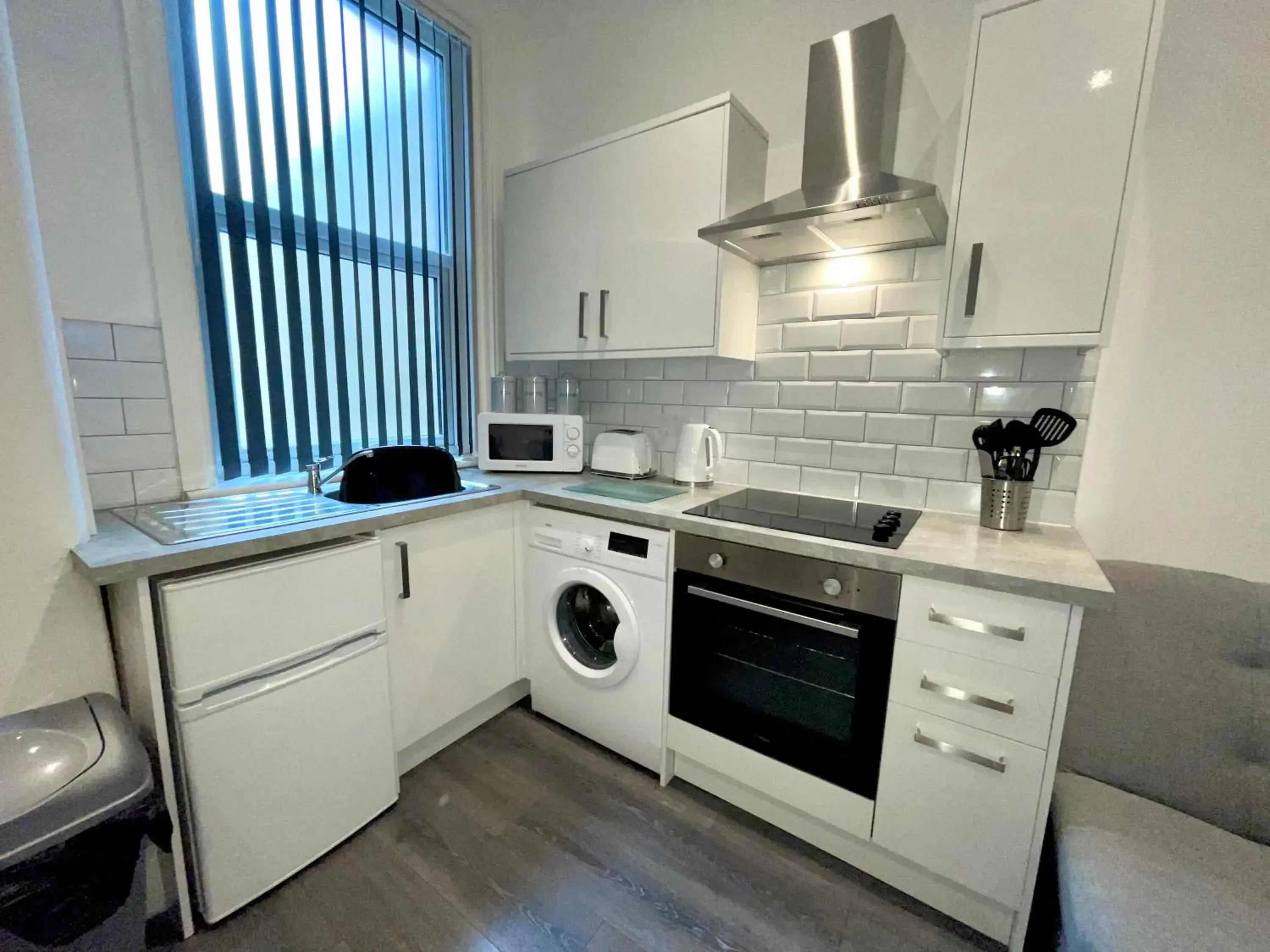 Kitchen or kitchenette, Kitchen/Kitchenette in Albert Luxury Hottub and Jacuzzi Apartments