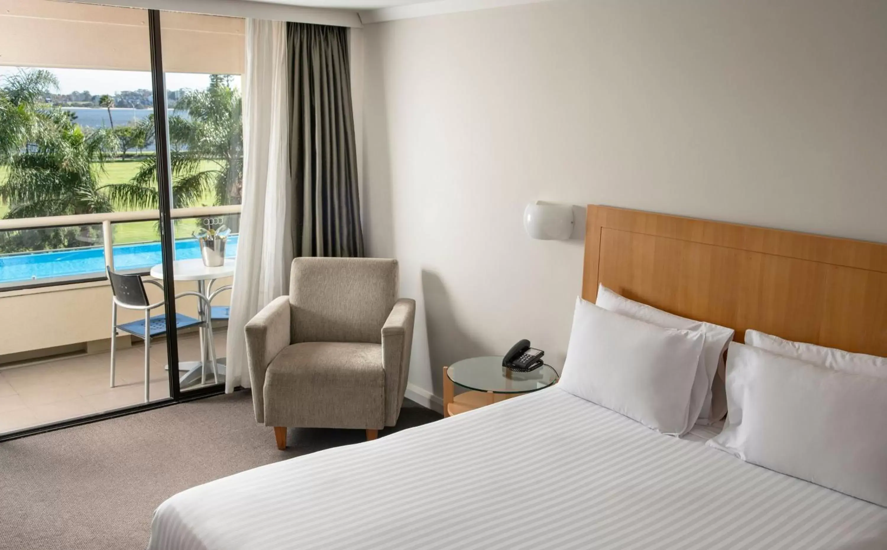 Photo of the whole room, Bed in Crowne Plaza Perth, an IHG Hotel