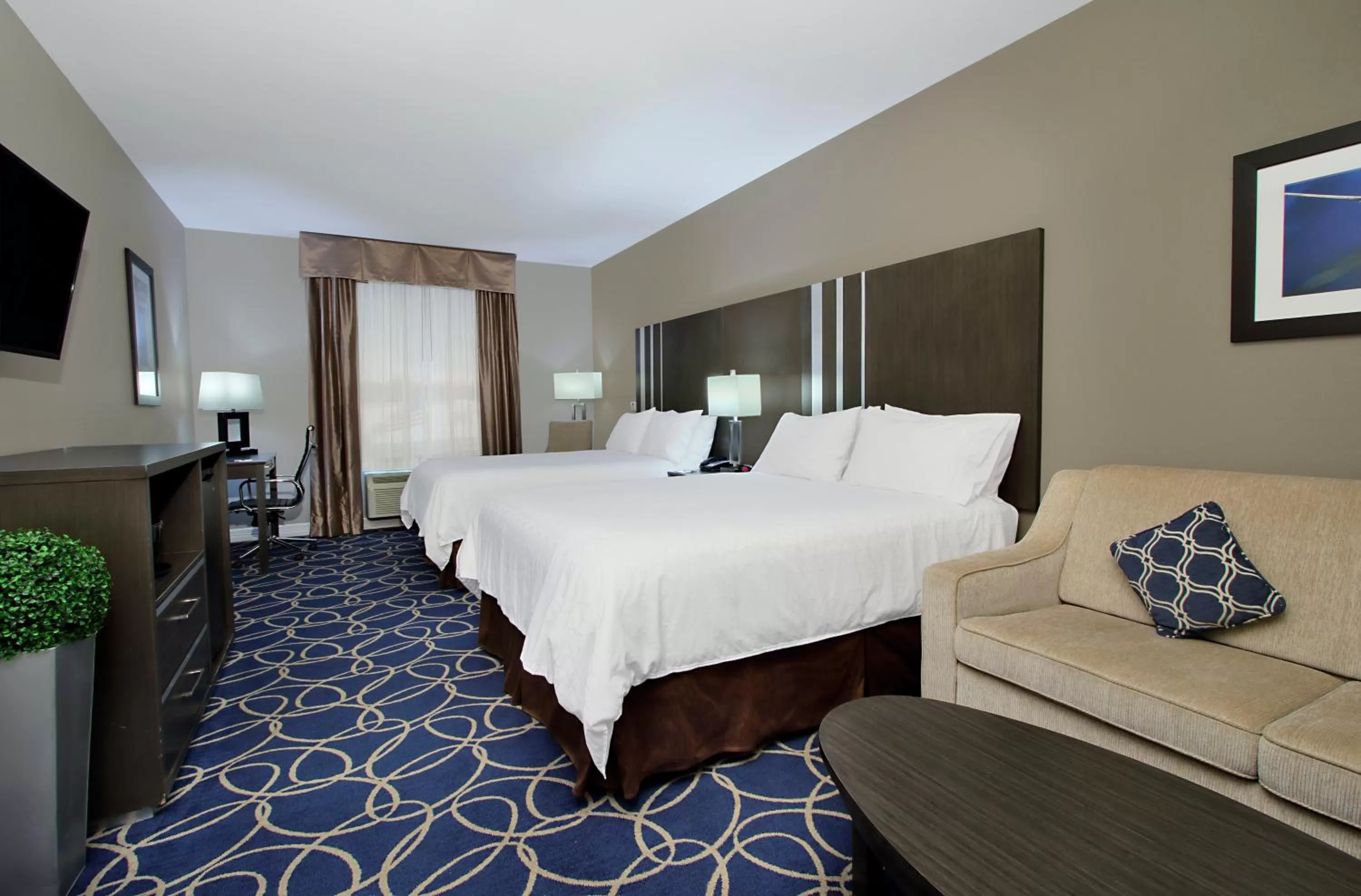 Photo of the whole room, Bed in Holiday Inn Express and Suites Houston North - IAH Area by IHG