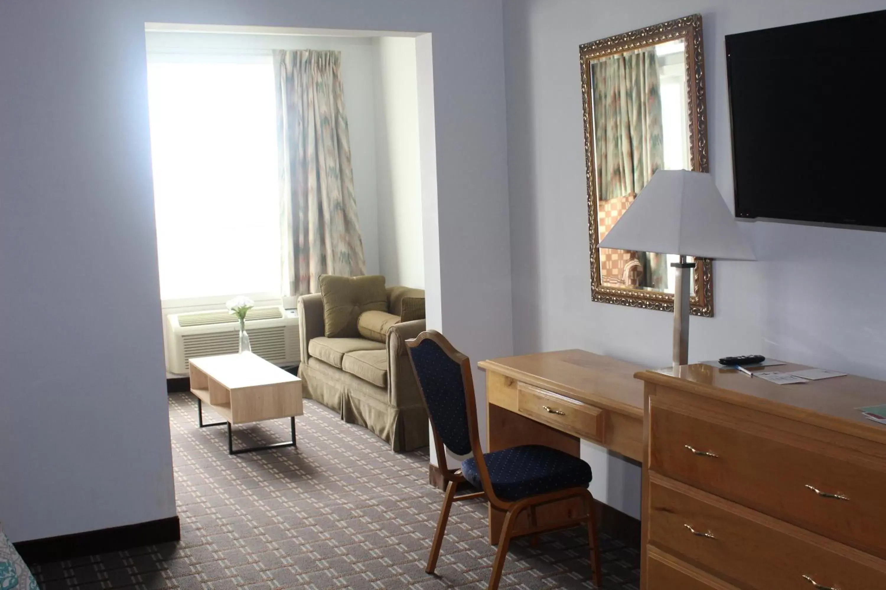 Seating area, TV/Entertainment Center in The Atlantic House