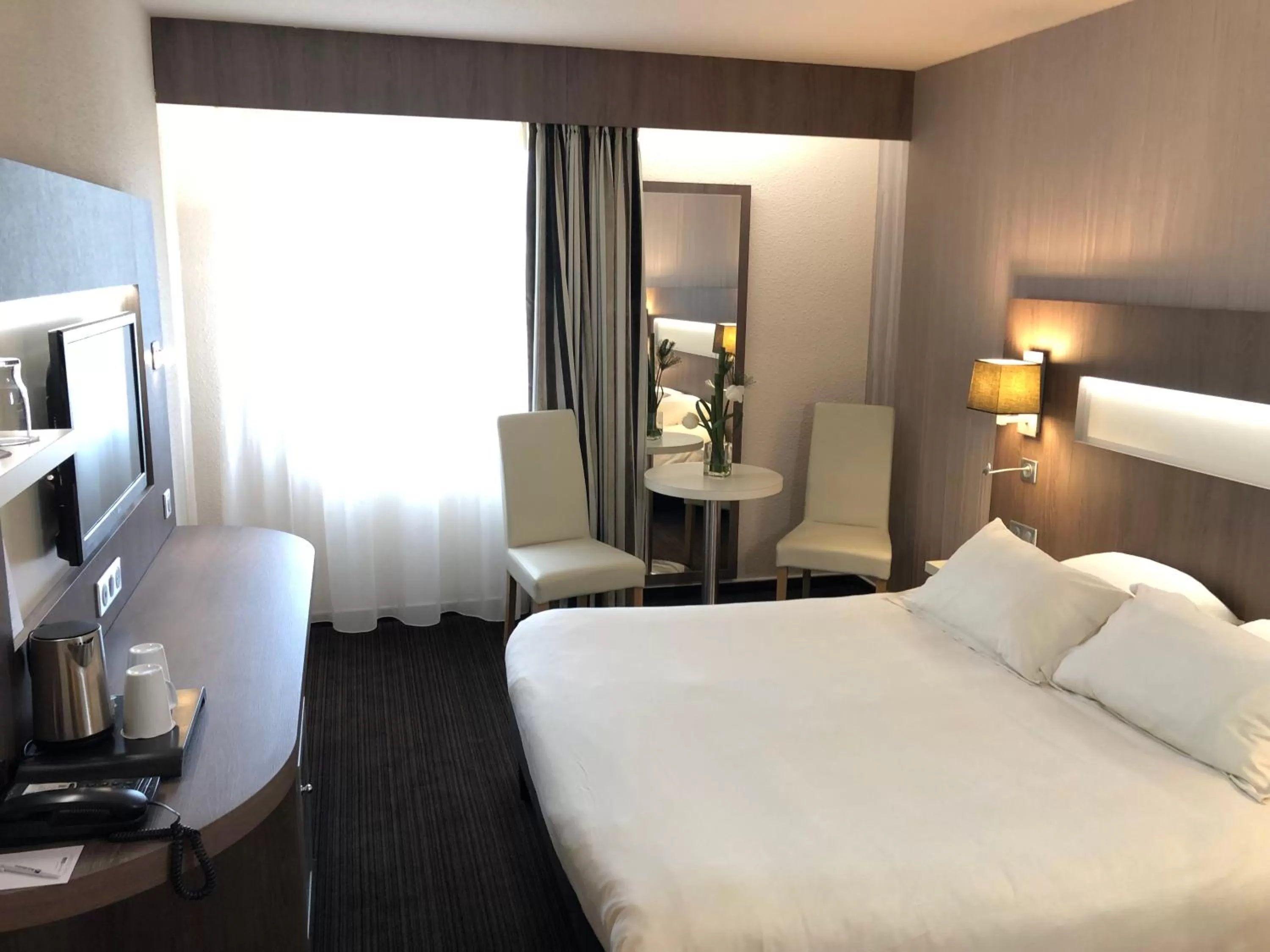 Seating area, Bed in Best Western Marseille Aeroport