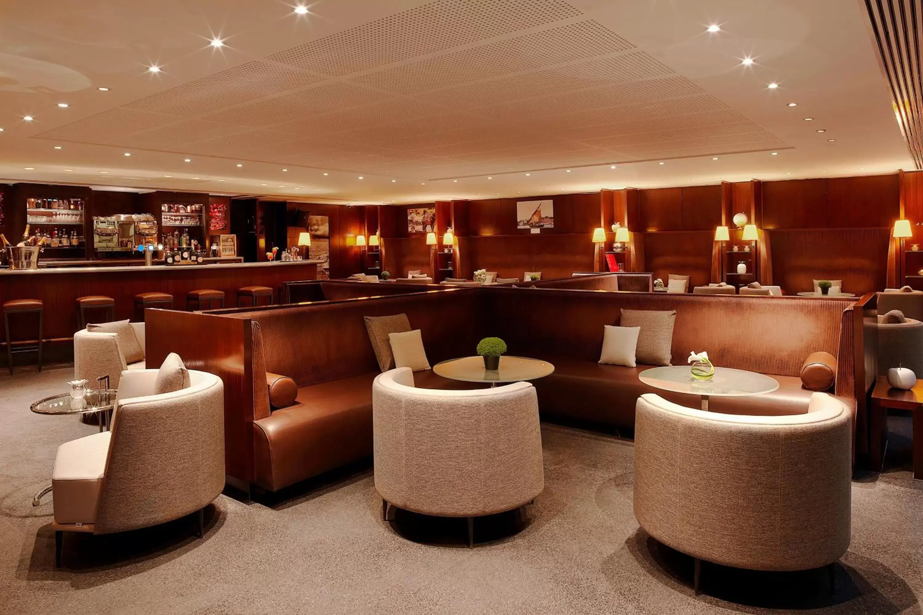 Restaurant/places to eat, Lounge/Bar in Sheraton Paris Charles de Gaulle Airport Hotel