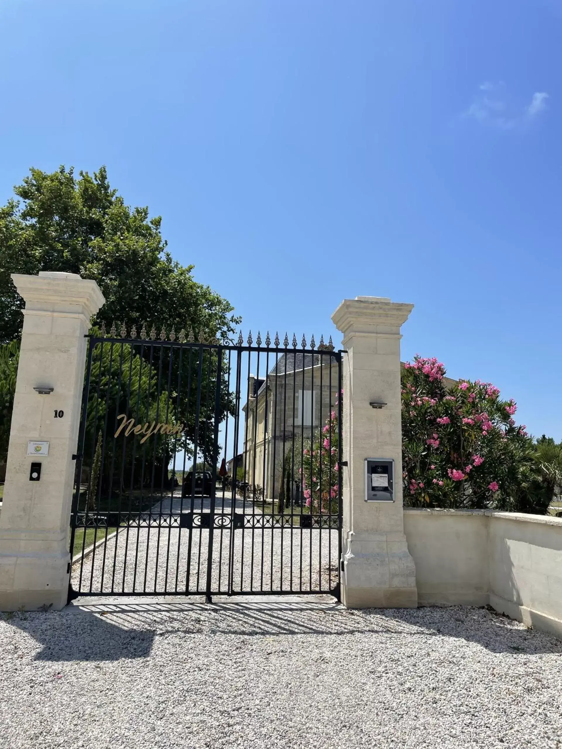 Facade/entrance in Château de Neyran chambre d'hôtes & Spa