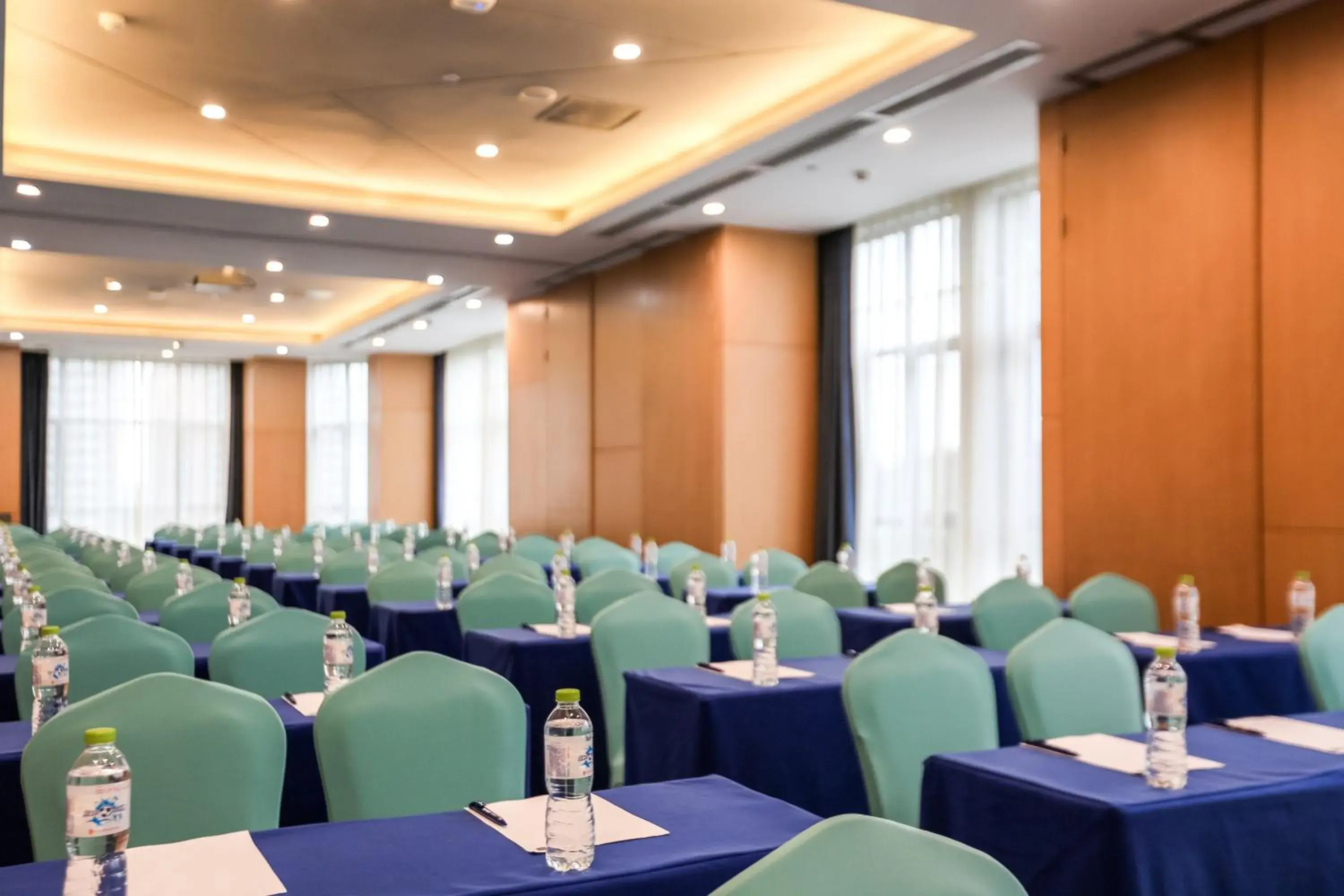 Meeting/conference room in Holiday Inn Express Chengdu Xindu, an IHG Hotel