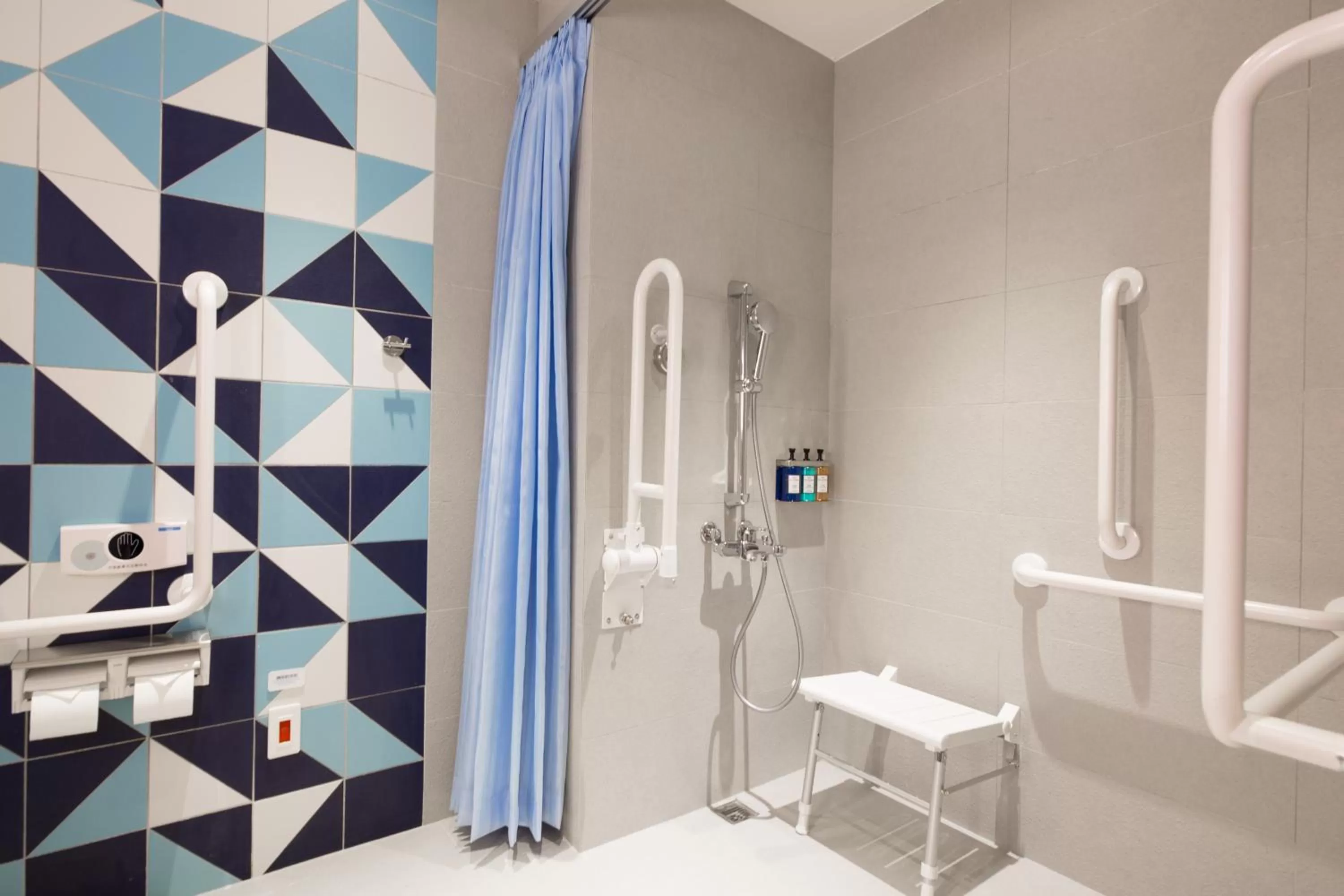 Shower in Holiday Inn Express Taichung Fengchia by IHG