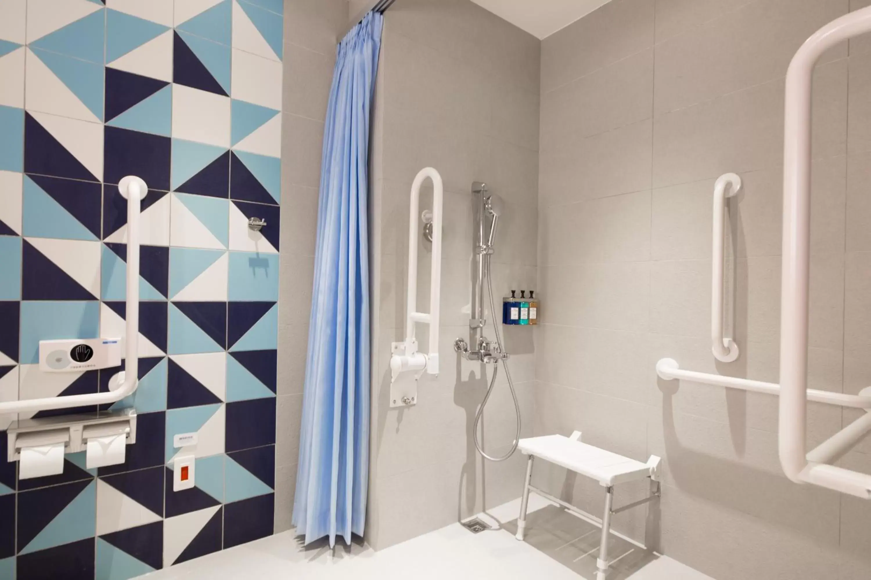 Shower, Bathroom in Holiday Inn Express Taichung Fengchia, an IHG Hotel
