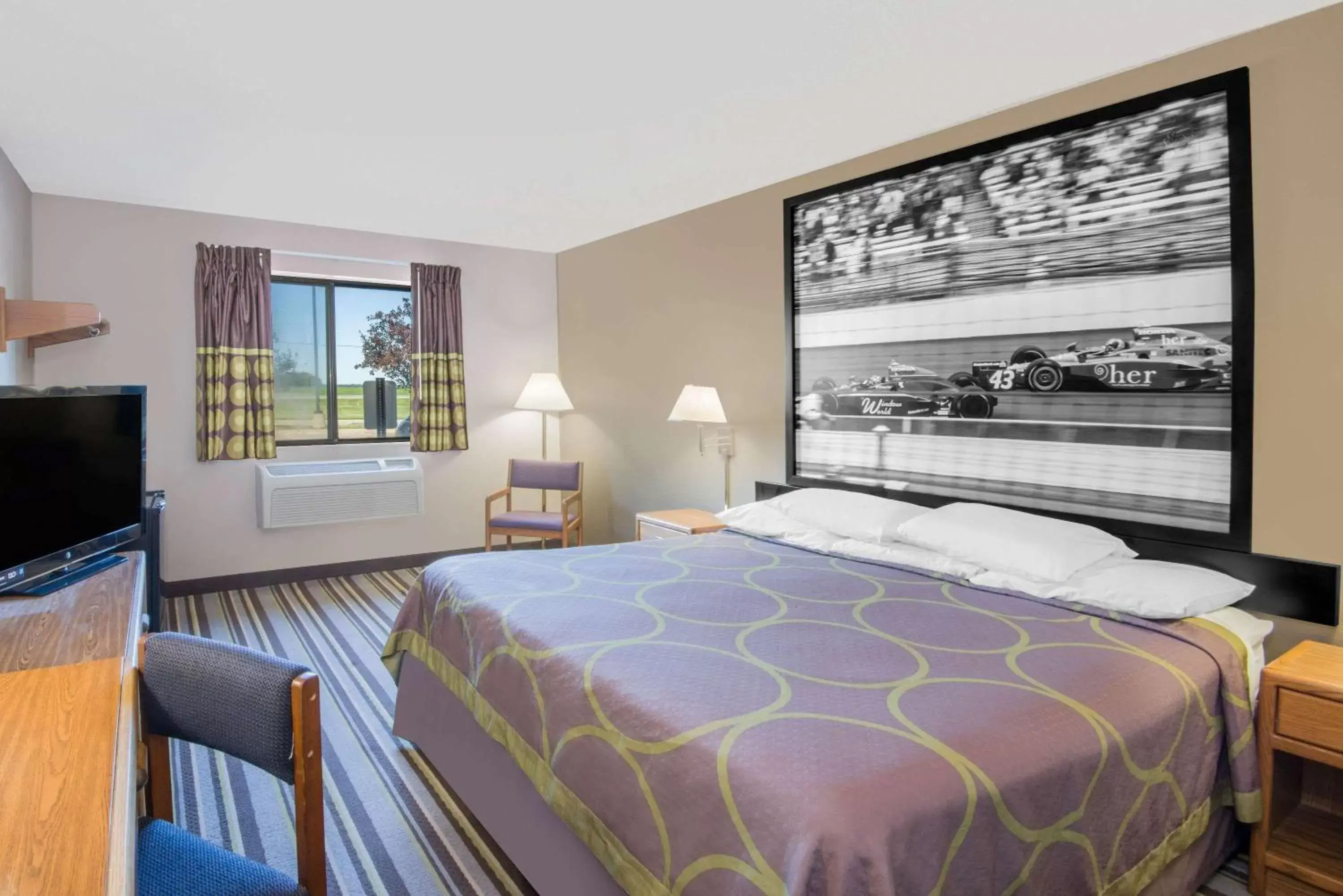 Photo of the whole room, Bed in Super 8 by Wyndham Knoxville