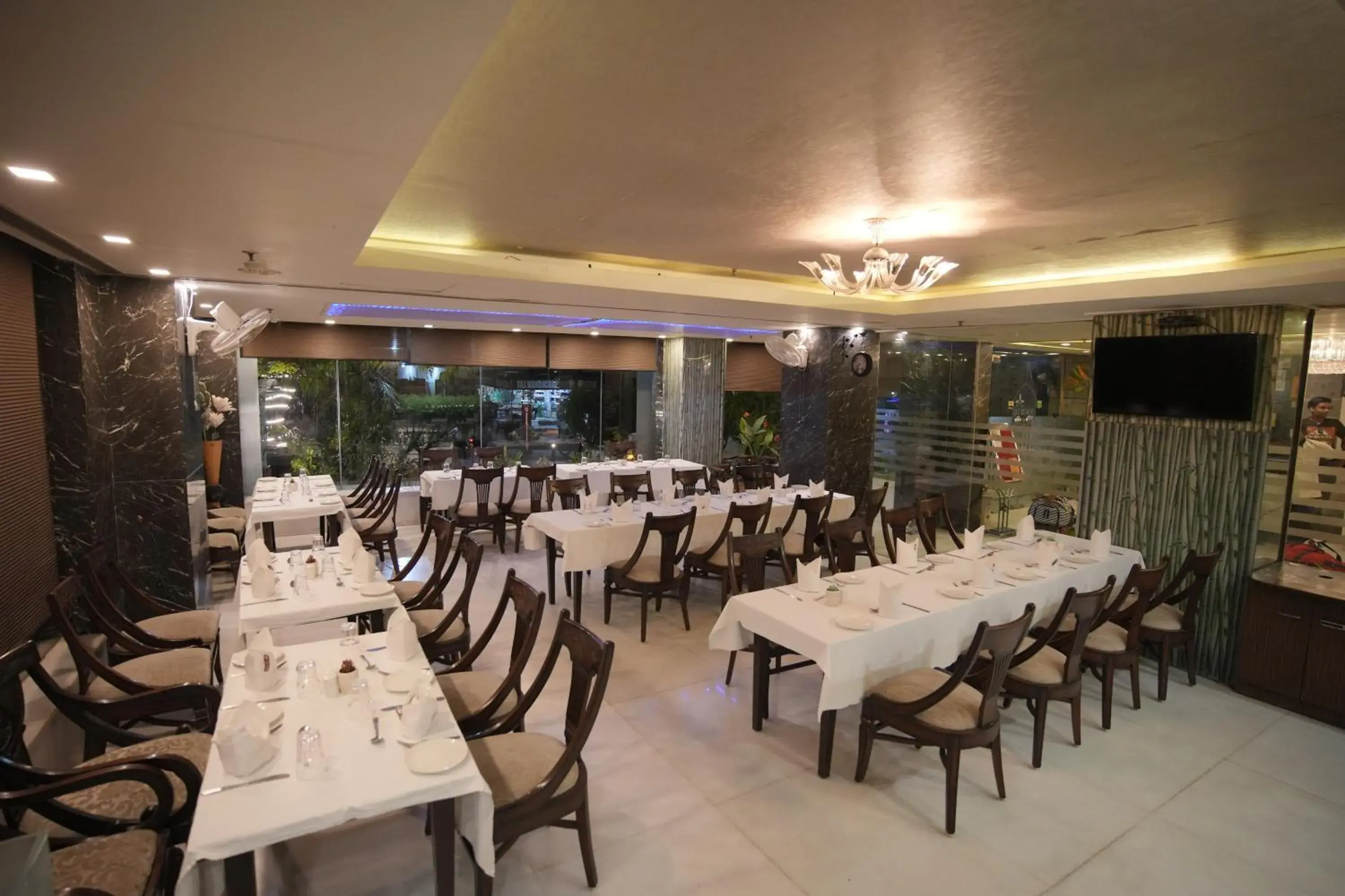 Restaurant/Places to Eat in Hotel Atulyaa Taj