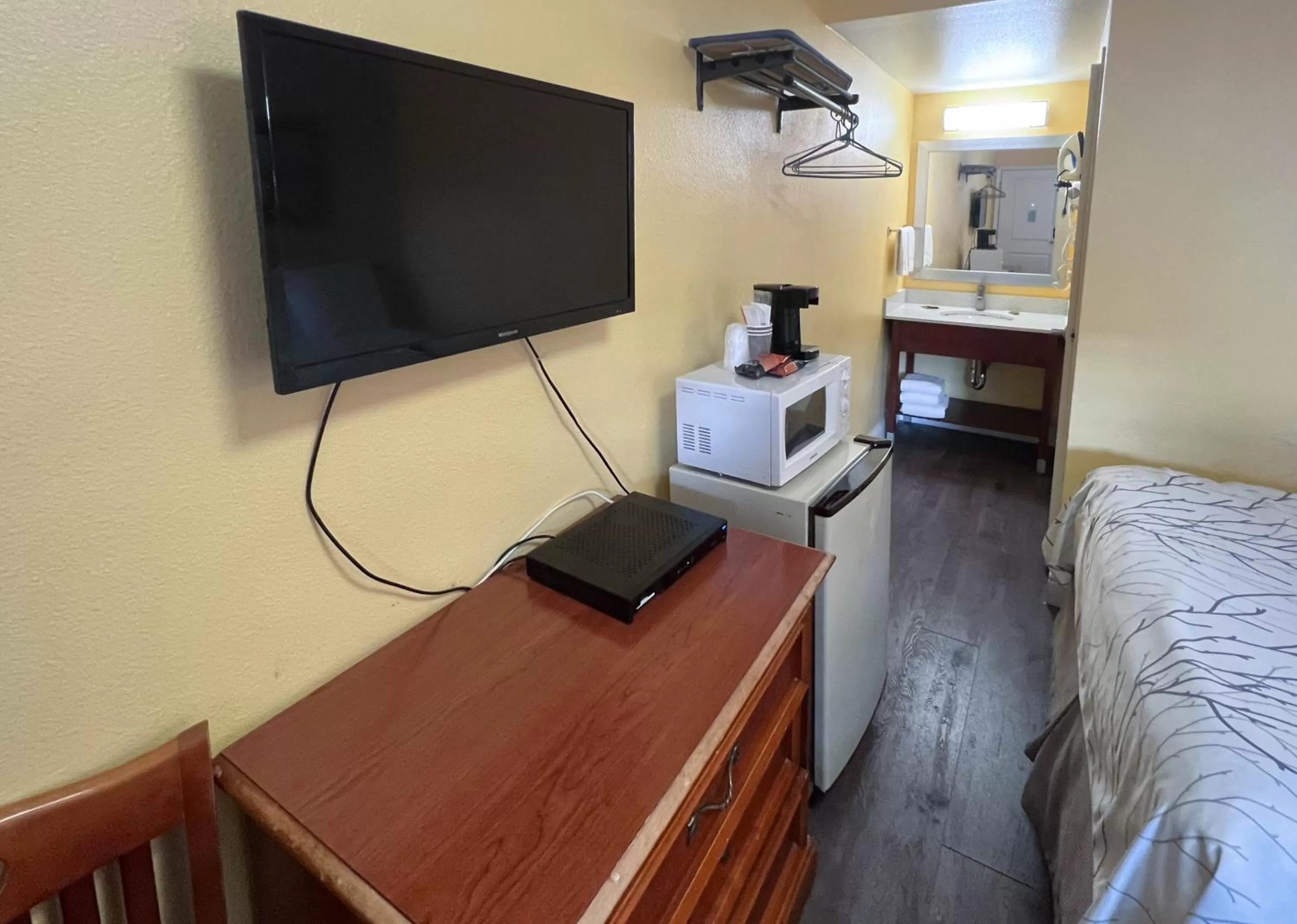 TV and multimedia, Bed in Motel 6 San Francisco CA Fisherman"s Wharf