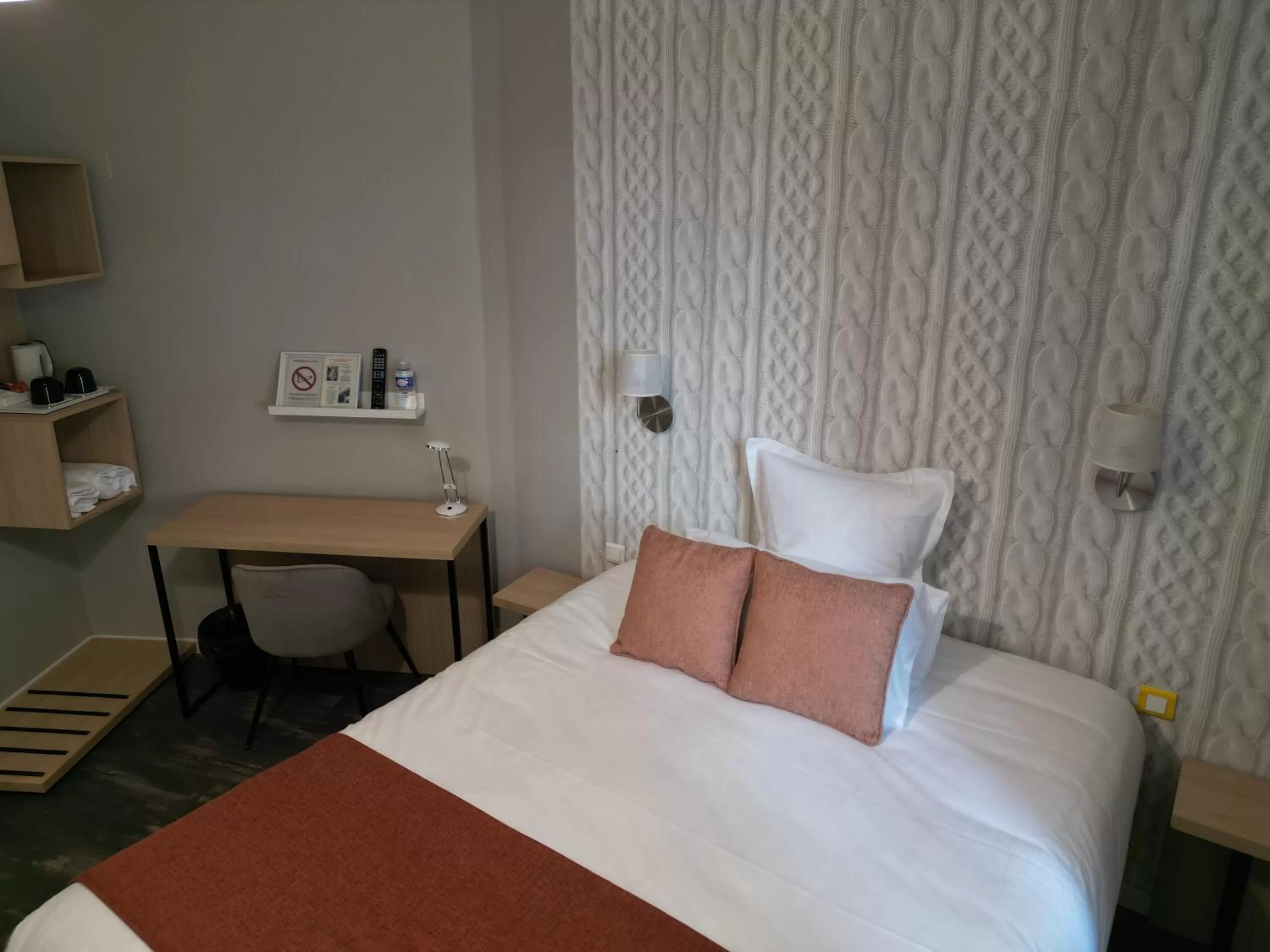 Photo of the whole room, Bed in Contact Hôtel les Platanes Villeneuve sur Lot Centre