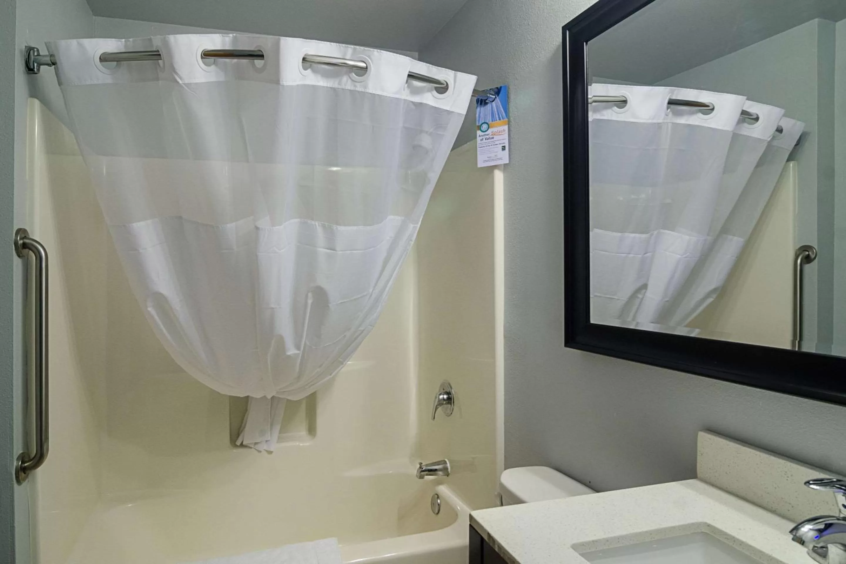 Photo of the whole room in Quality Inn Seaside