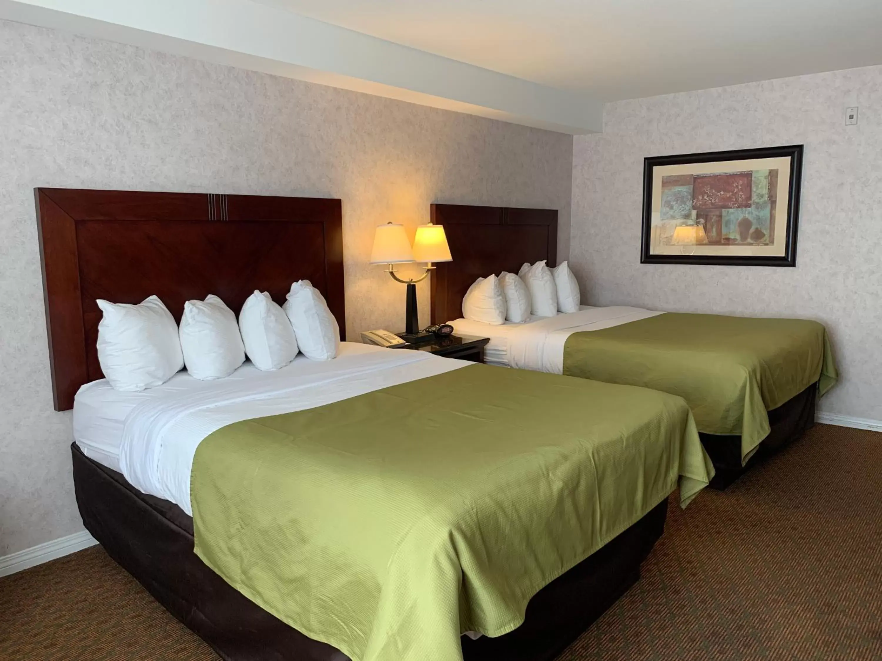 Bed in Pacific Inn & Suites Kamloops