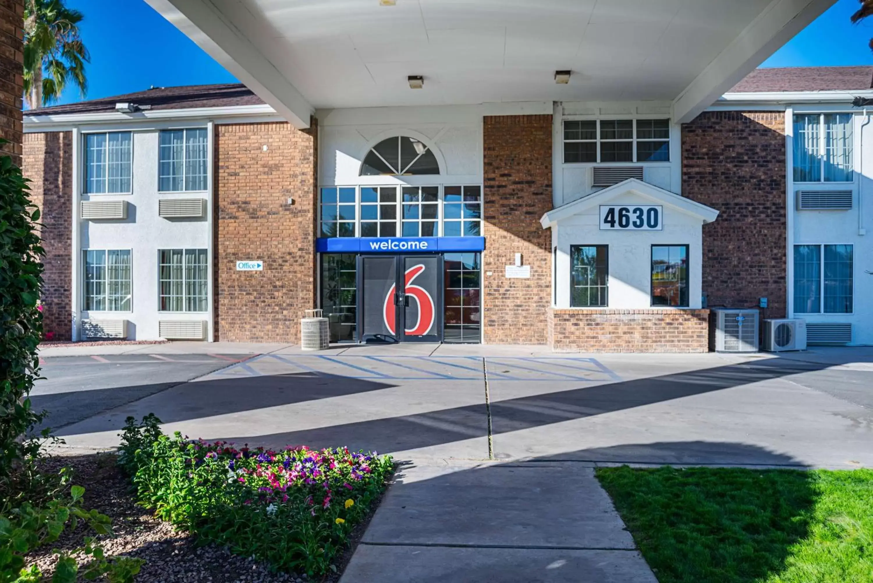 Property Building in Motel 6 Tucson, AZ - North