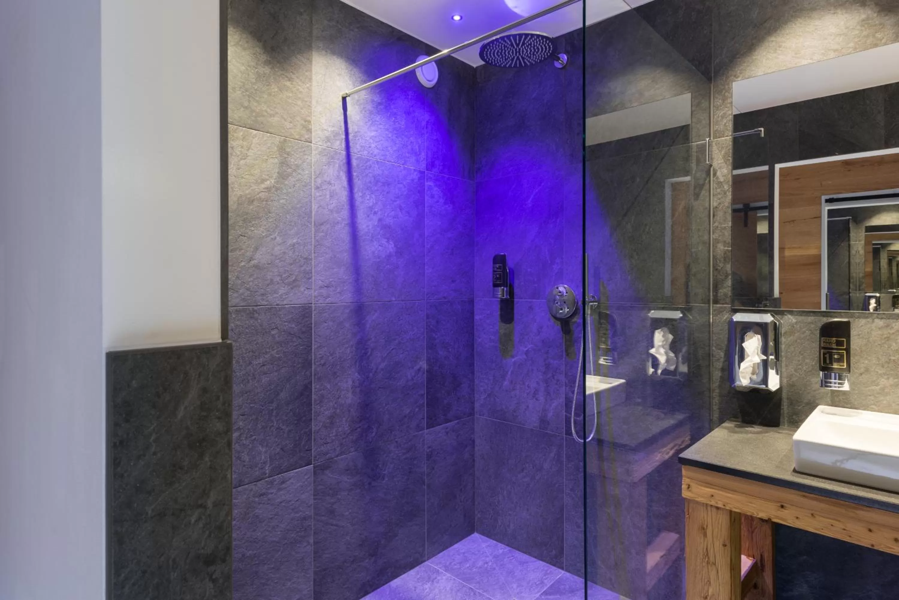 Shower in Boutiquehotel die Alpbacherin 4 Sterne Superior