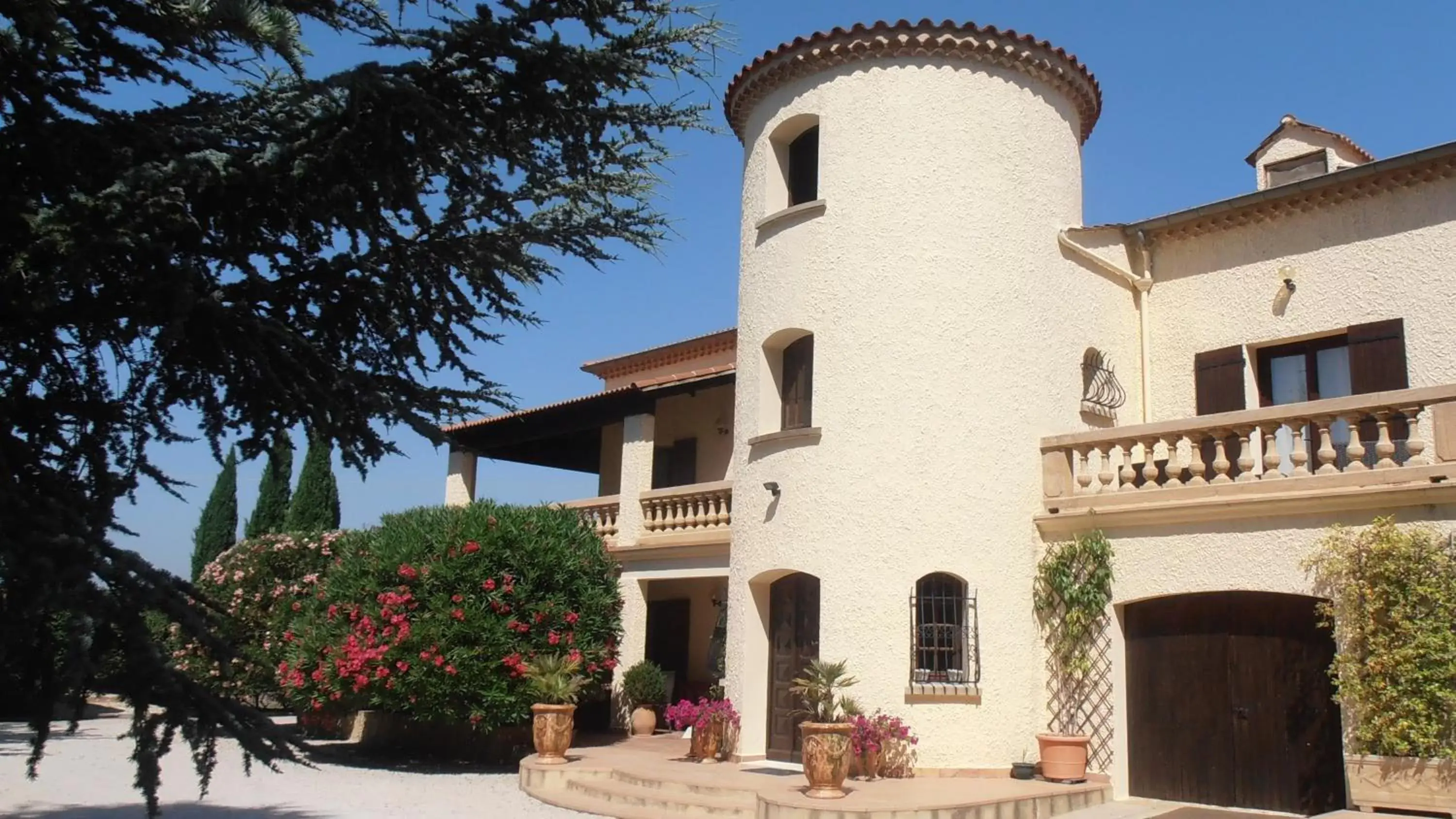 Facade/entrance, Property Building in Villa Liberty