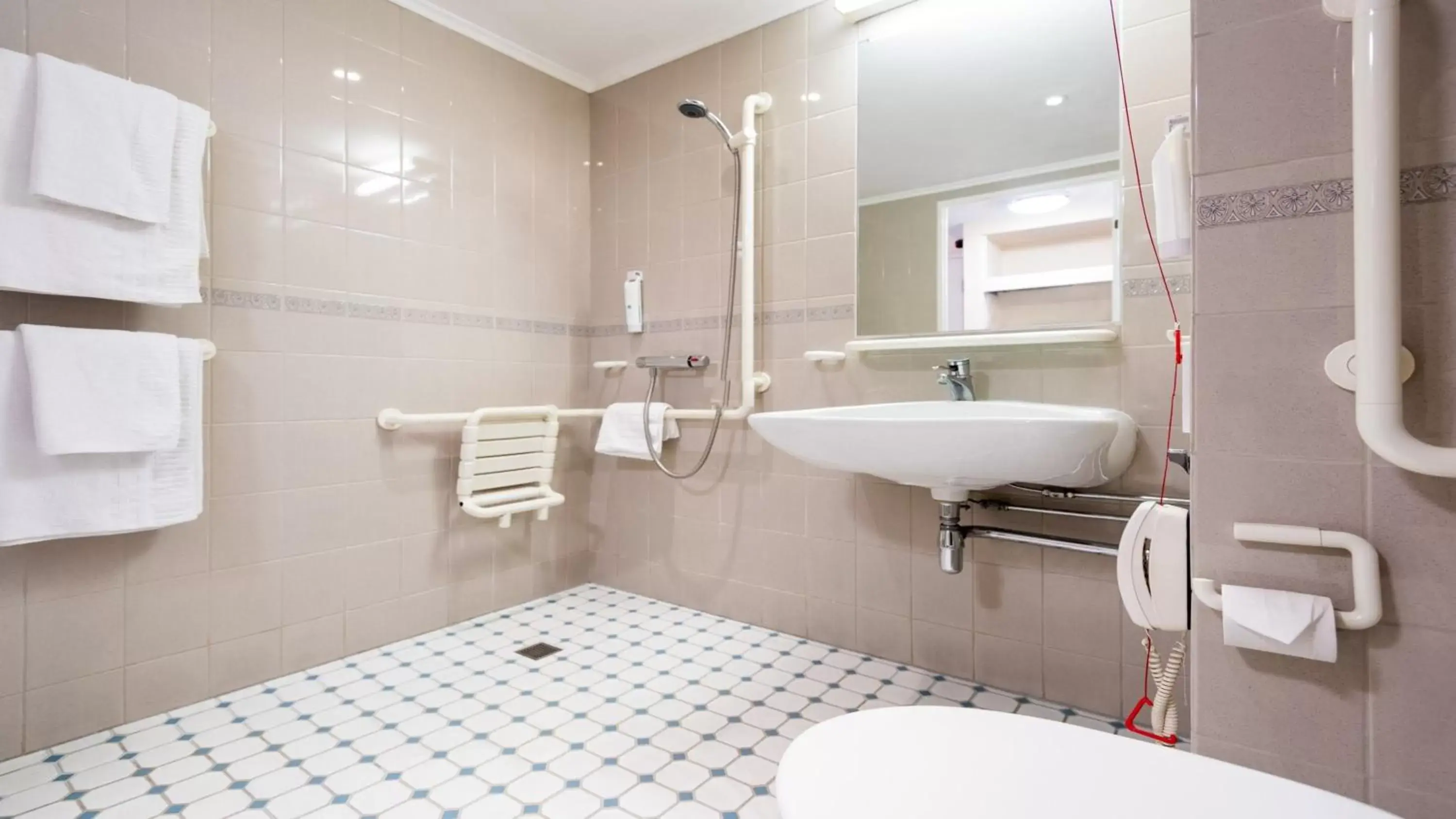 Photo of the whole room, Bathroom in Holiday Inn Slough Windsor, an IHG Hotel