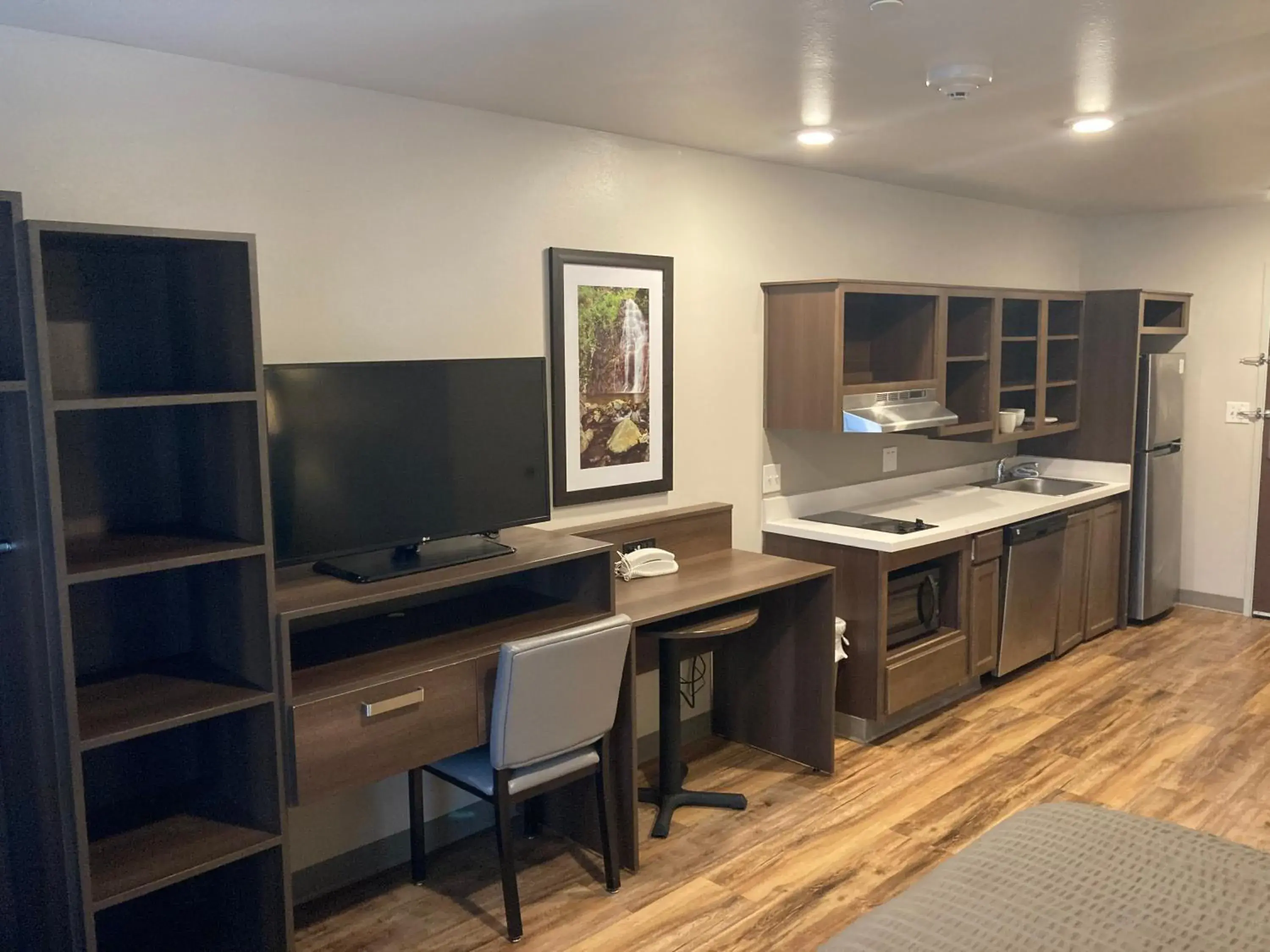 Seating area, Kitchen/Kitchenette in Woodspring Suites Cherry Hill