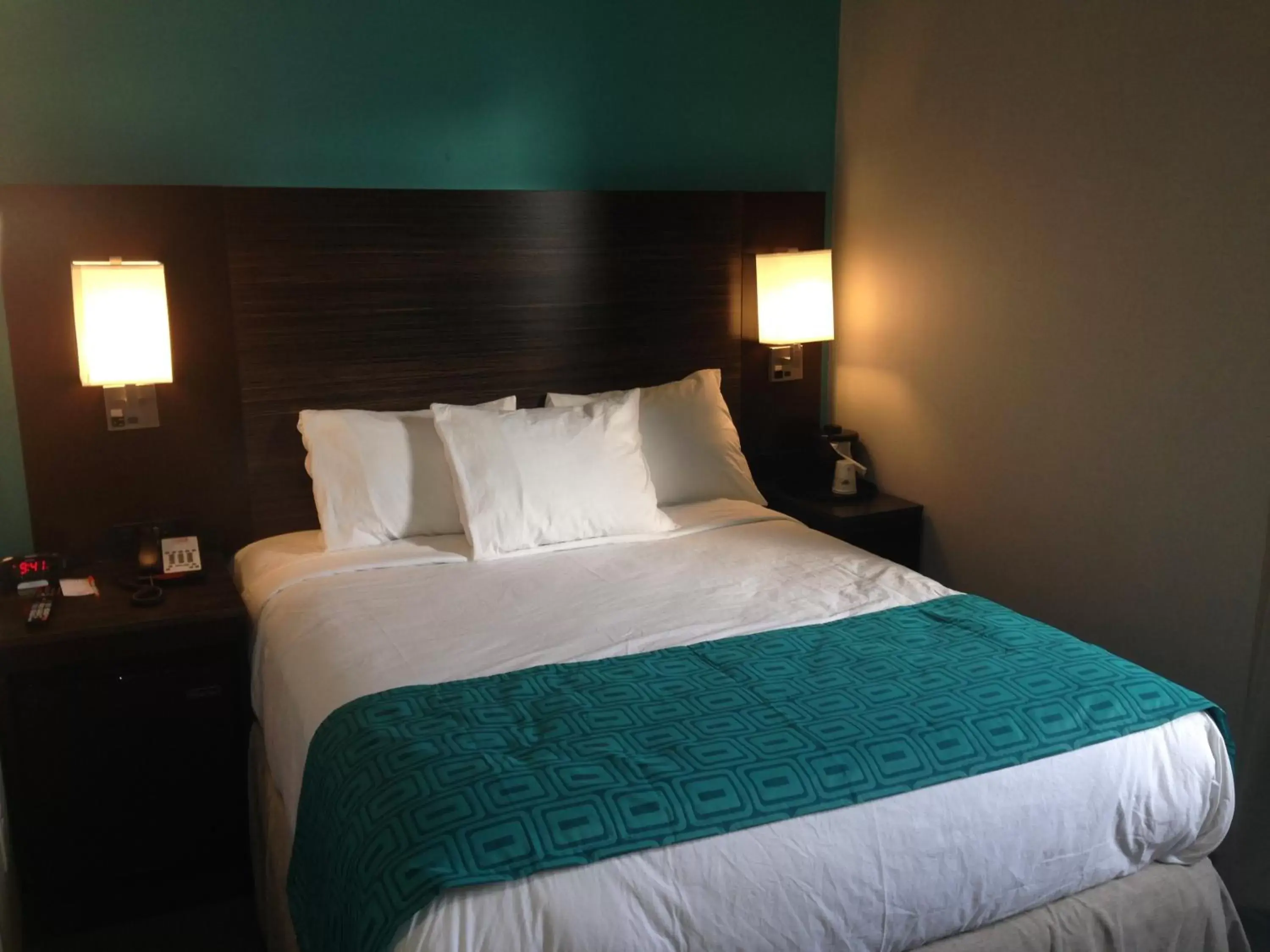 Bedroom, Bed in Rockaway Hotel