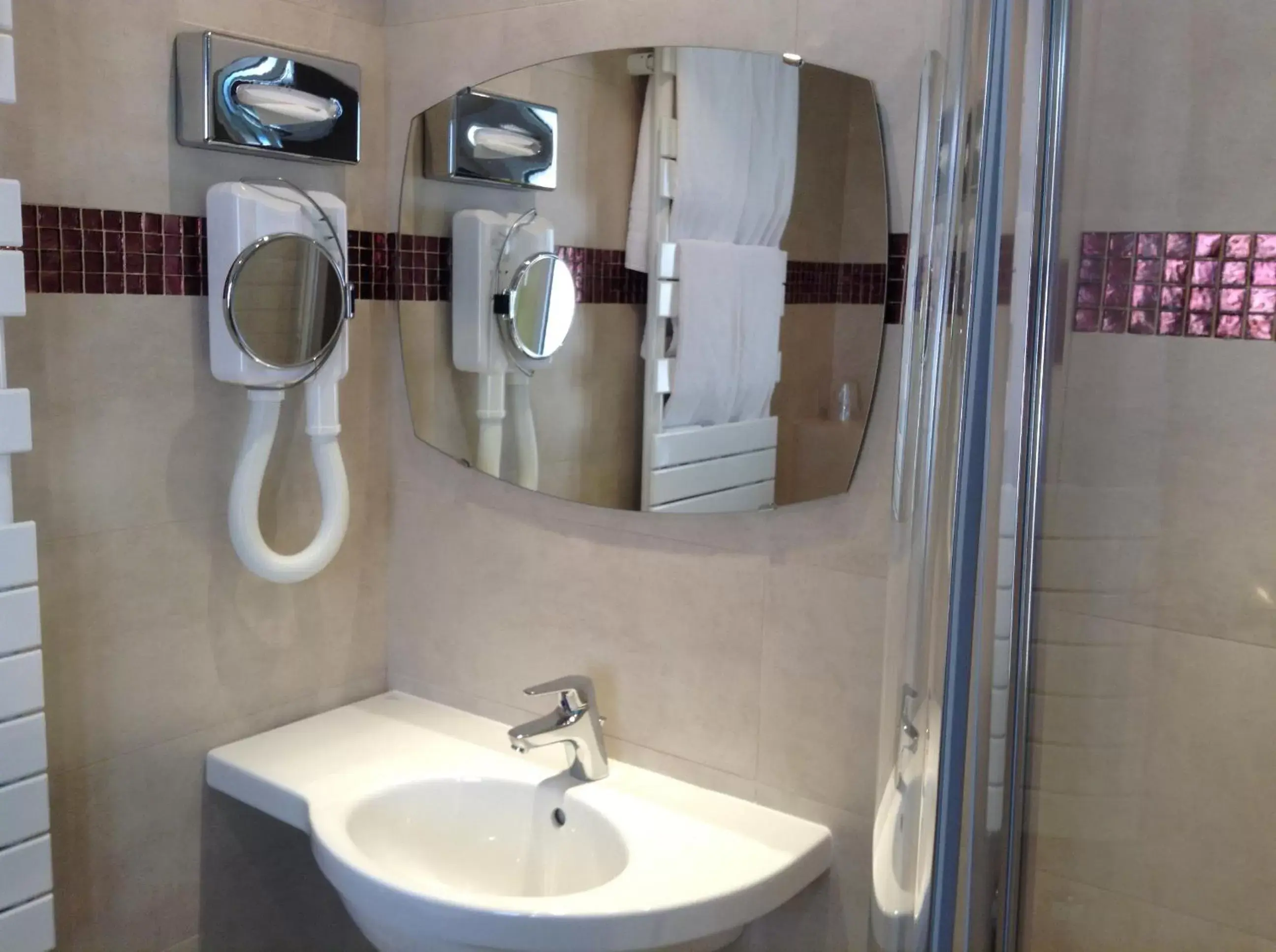 Bathroom in Hôtel de la Fontaine