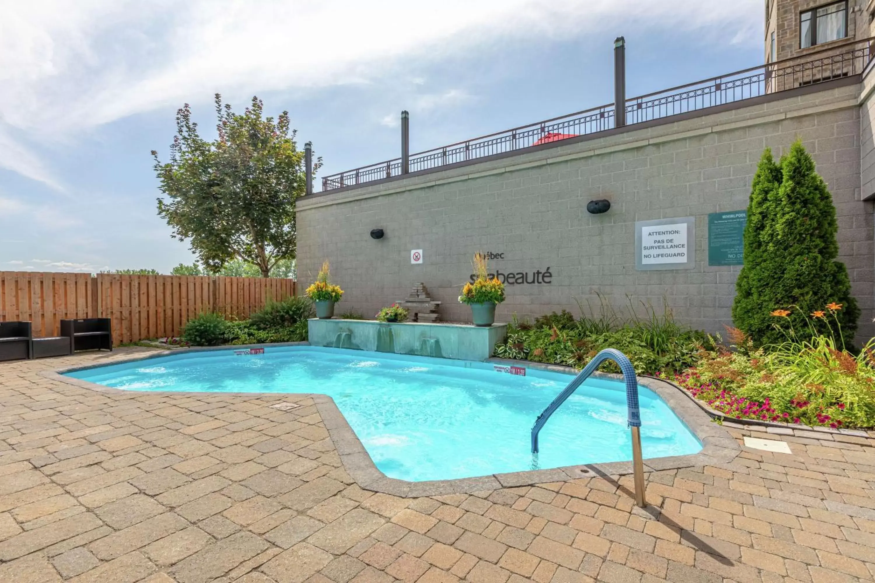 Sports, Swimming Pool in DoubleTree by Hilton Quebec Resort