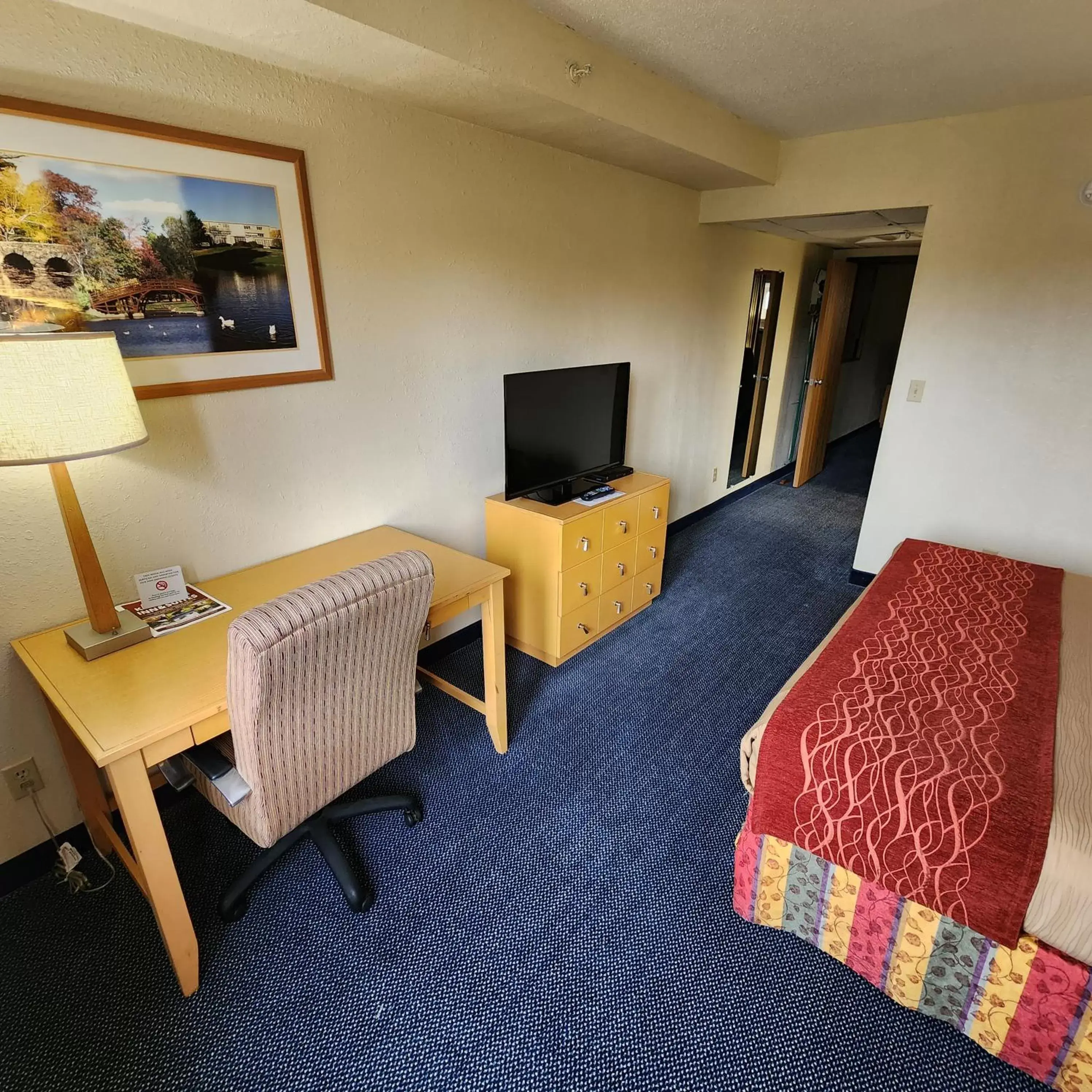 TV/Entertainment Center in Katahdin Inn & Suites