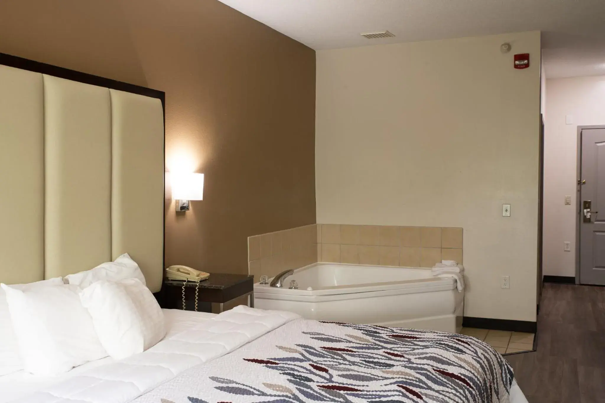 Bedroom, Bed in BlissPoint Inn & Suites Marion