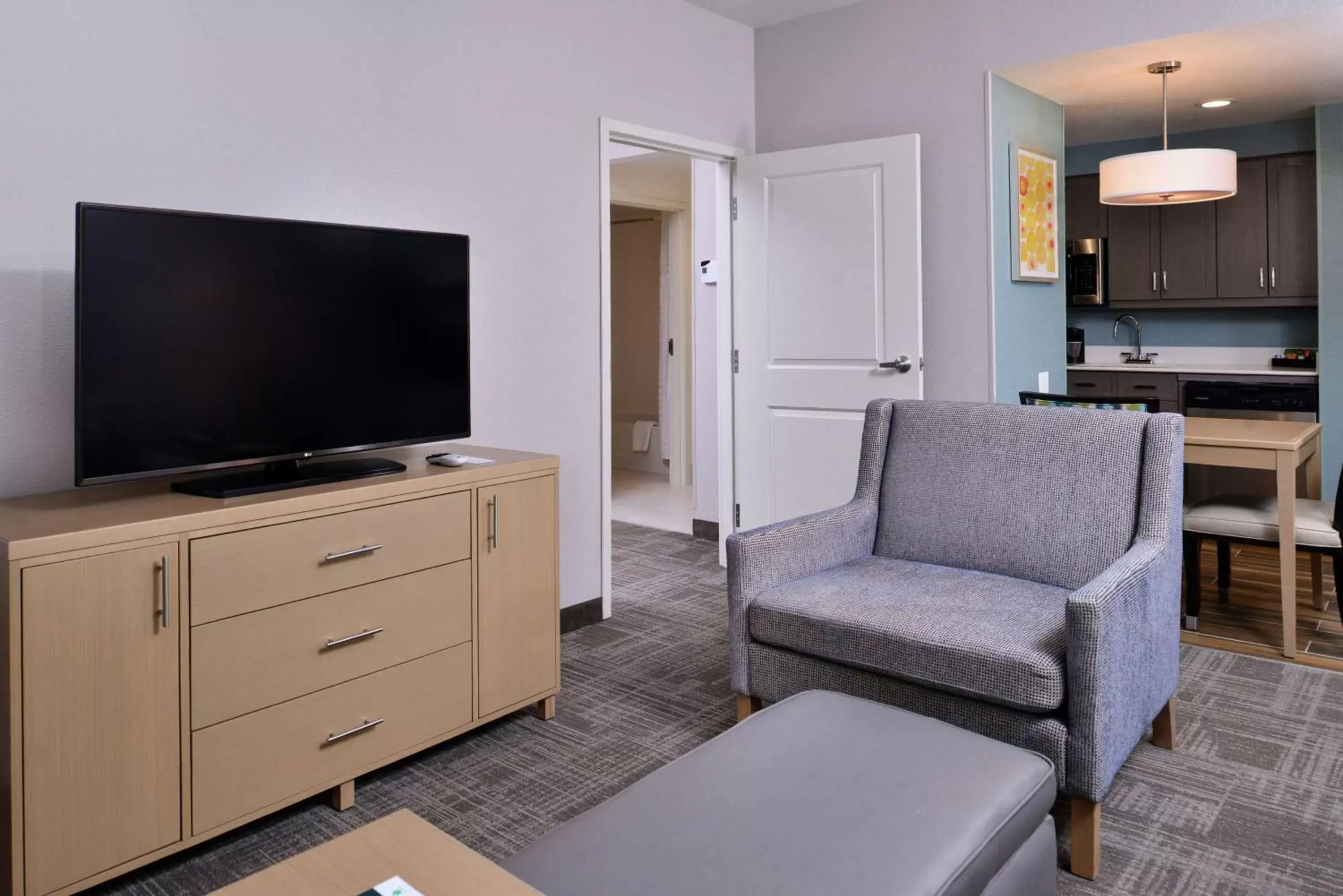 Living room, Seating Area in Homewood Suites By Hilton Des Moines Airport