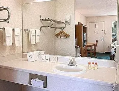 Kitchen or kitchenette, Bathroom in Days Inn by Wyndham Spartanburg Waccamaw
