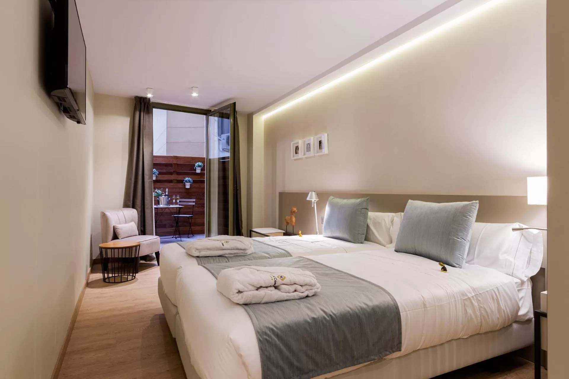 Photo of the whole room, Bed in Hotel Well and Come Barcelona