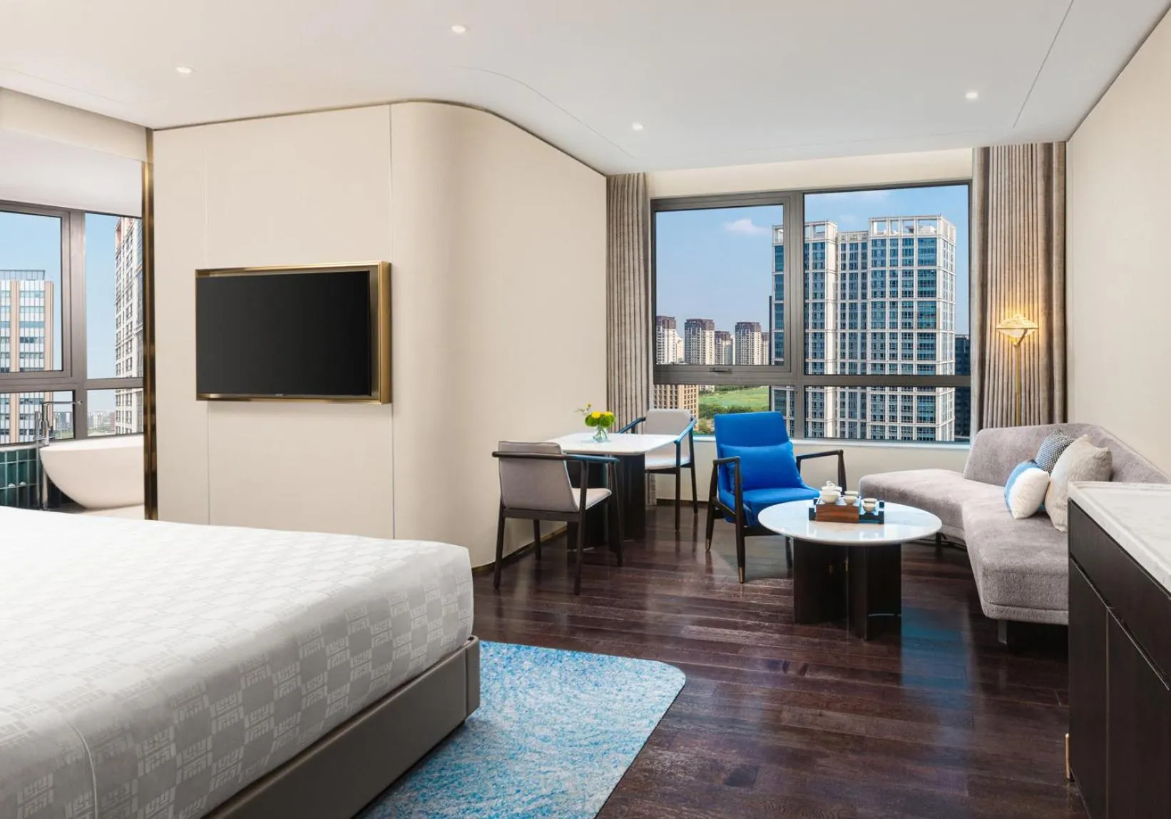 Photo of the whole room, Bed in HUALUXE Shanghai Changfeng Park - Park Lake View