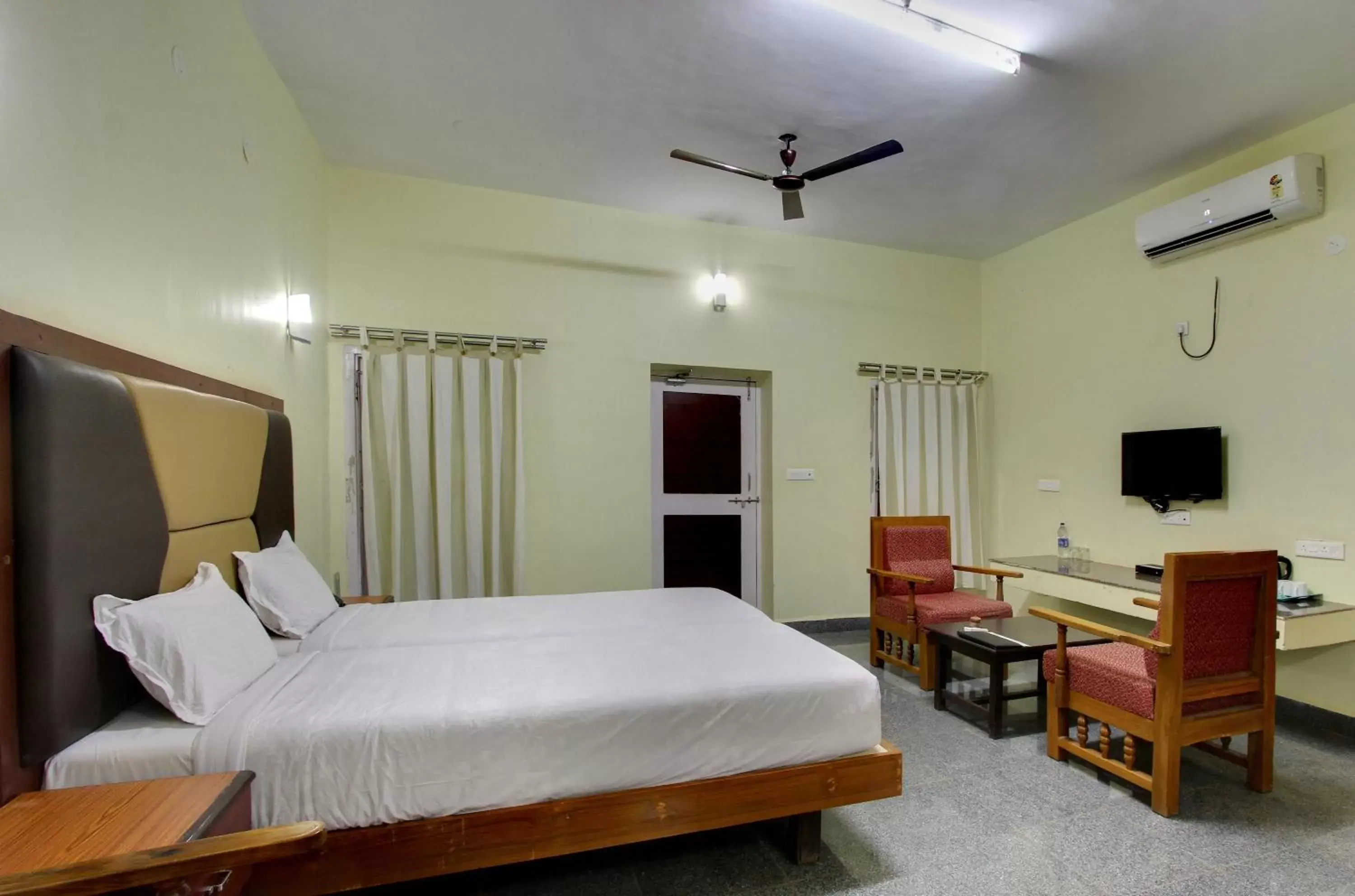 View (from property/room), Bed in Kanthi Resorts Badami