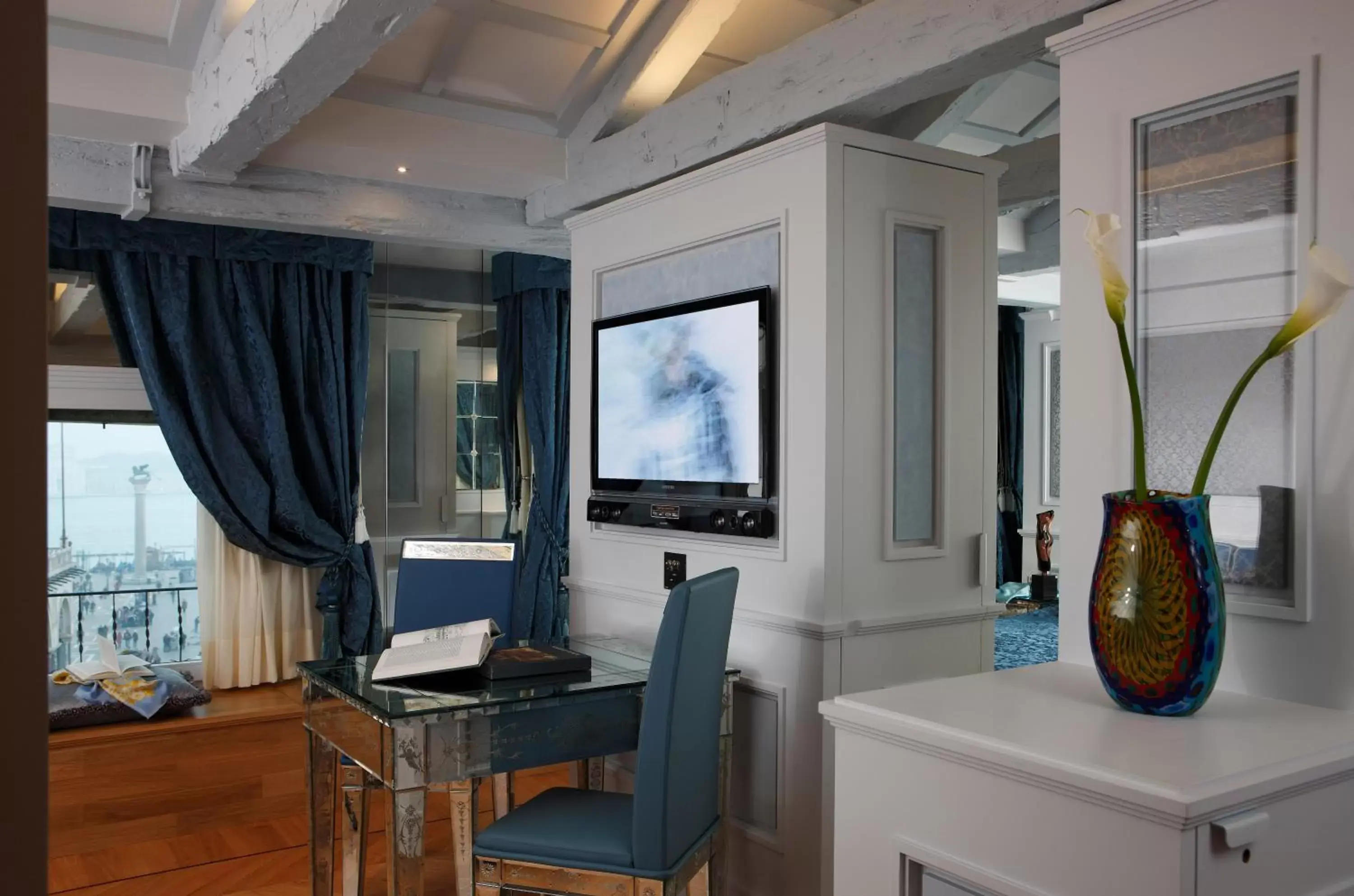 View (from property/room), TV/Entertainment Center in Canaletto Luxury Suites - San Marco Luxury