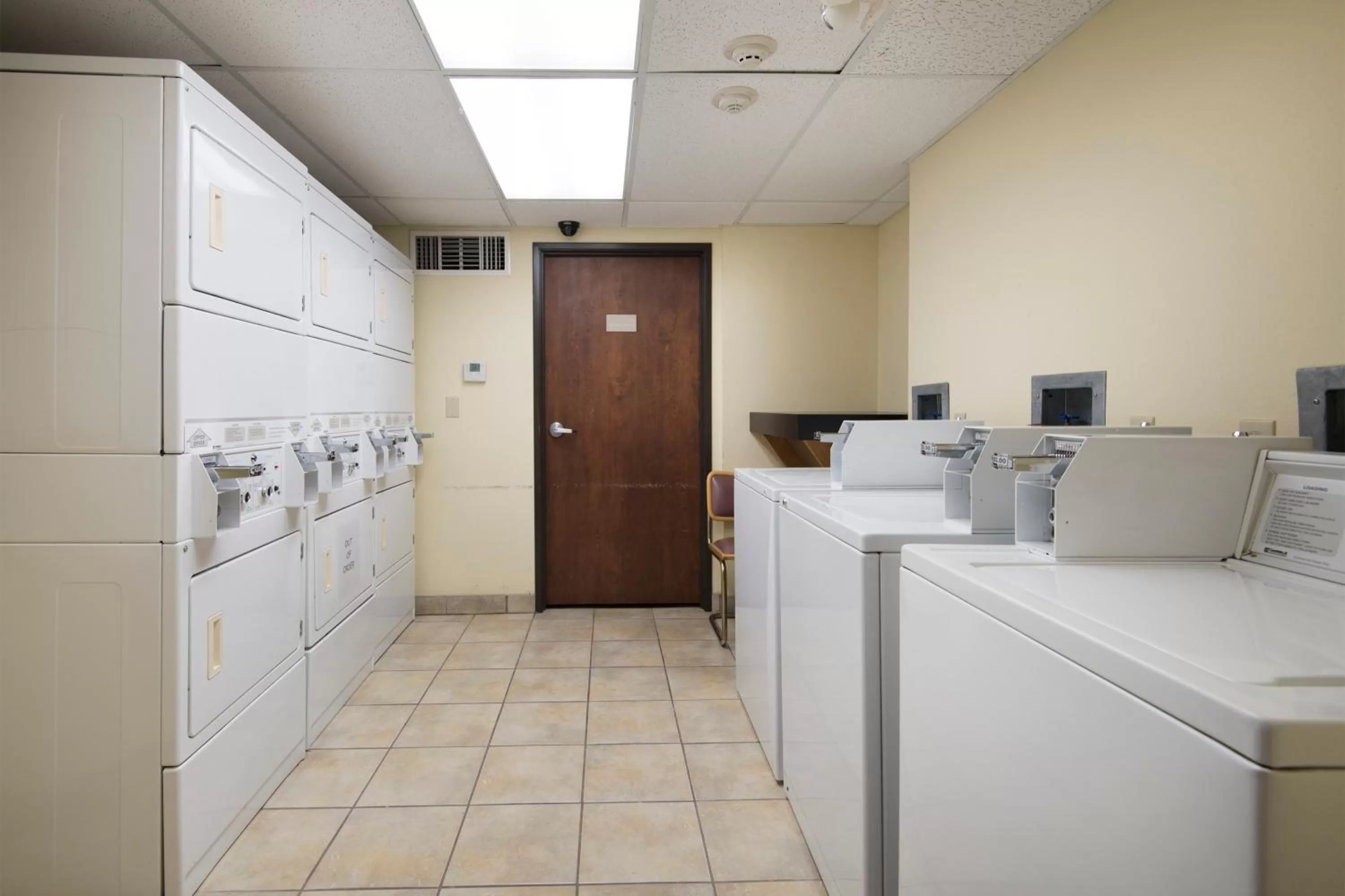 Kitchen/Kitchenette in Markham House Suites Little Rock Medical Center